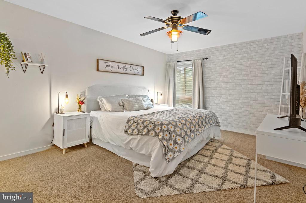 23 STONEHENGE CIRCLE 8