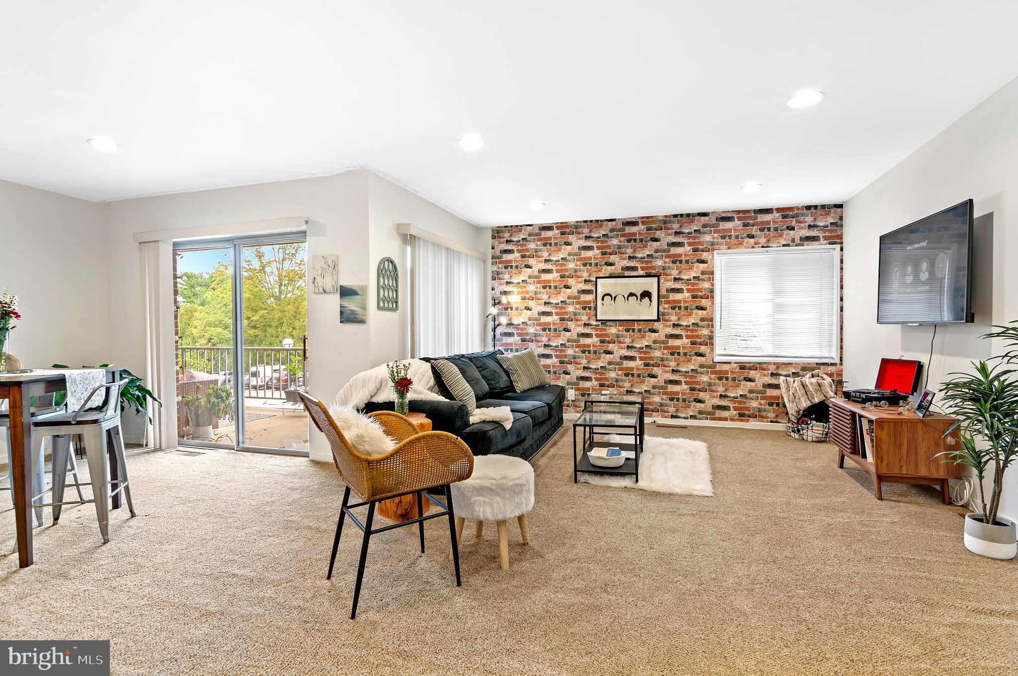 23 STONEHENGE CIRCLE 8