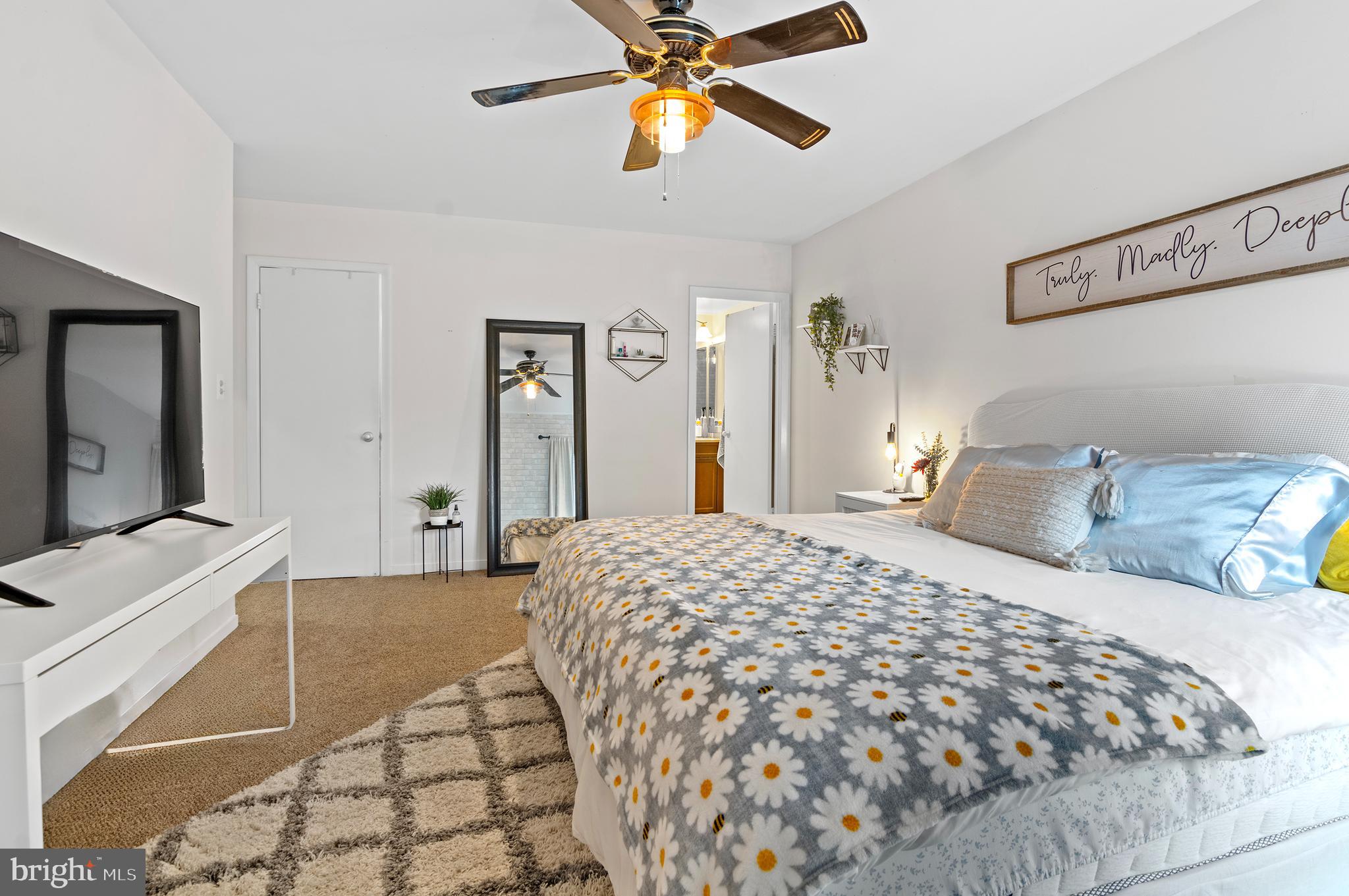 23 STONEHENGE CIRCLE 8