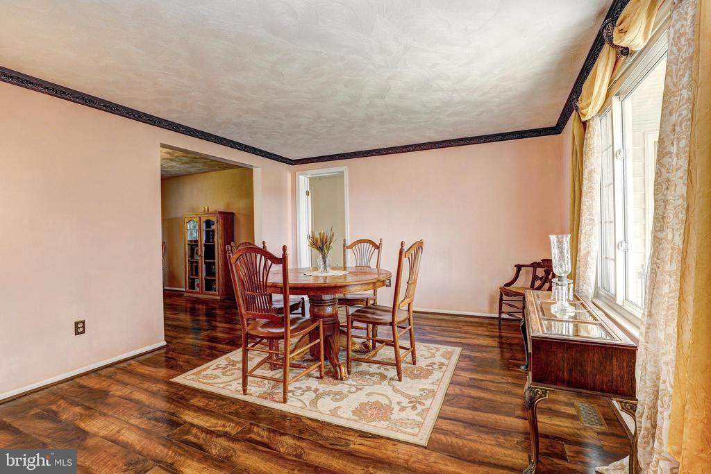 8 BEAU MONDES COURT