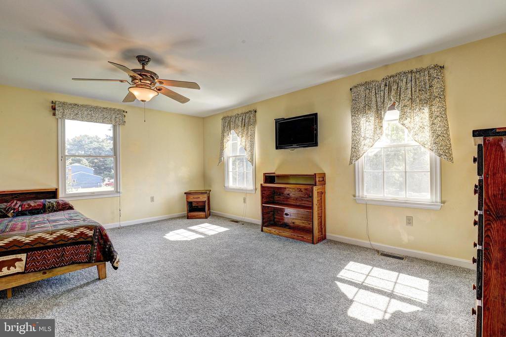 8 BEAU MONDES COURT