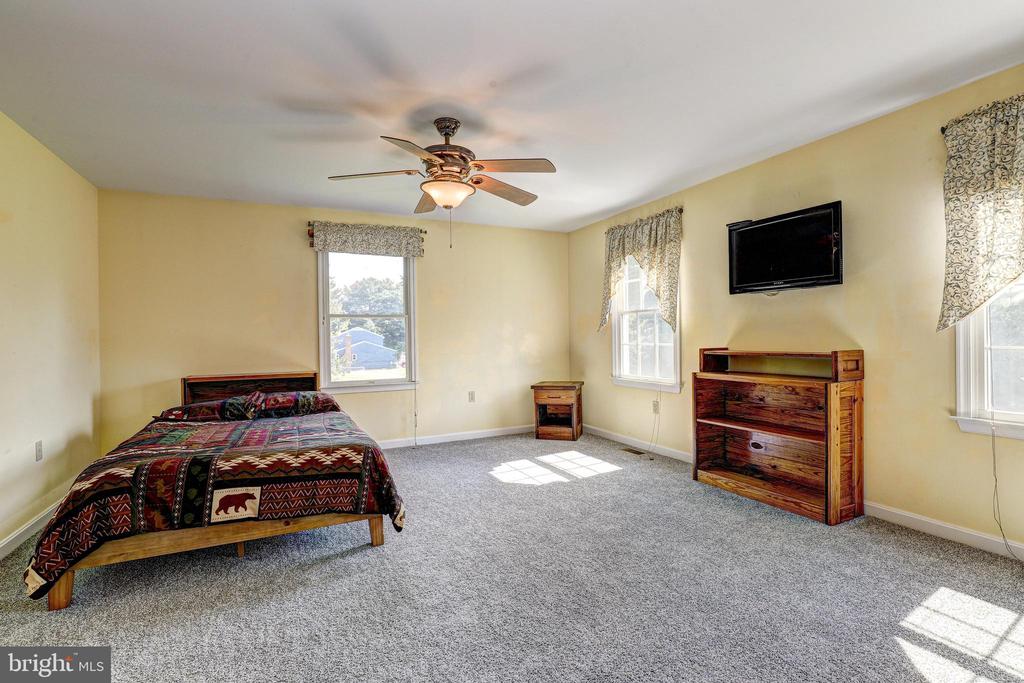 8 BEAU MONDES COURT