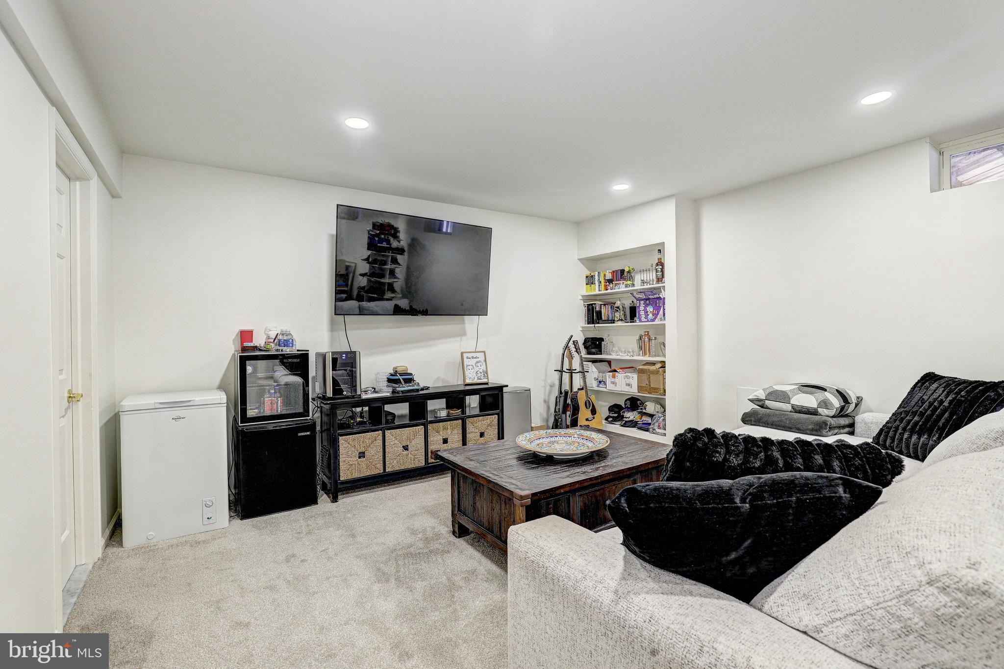 64 RIVER OAKS CIRCLE