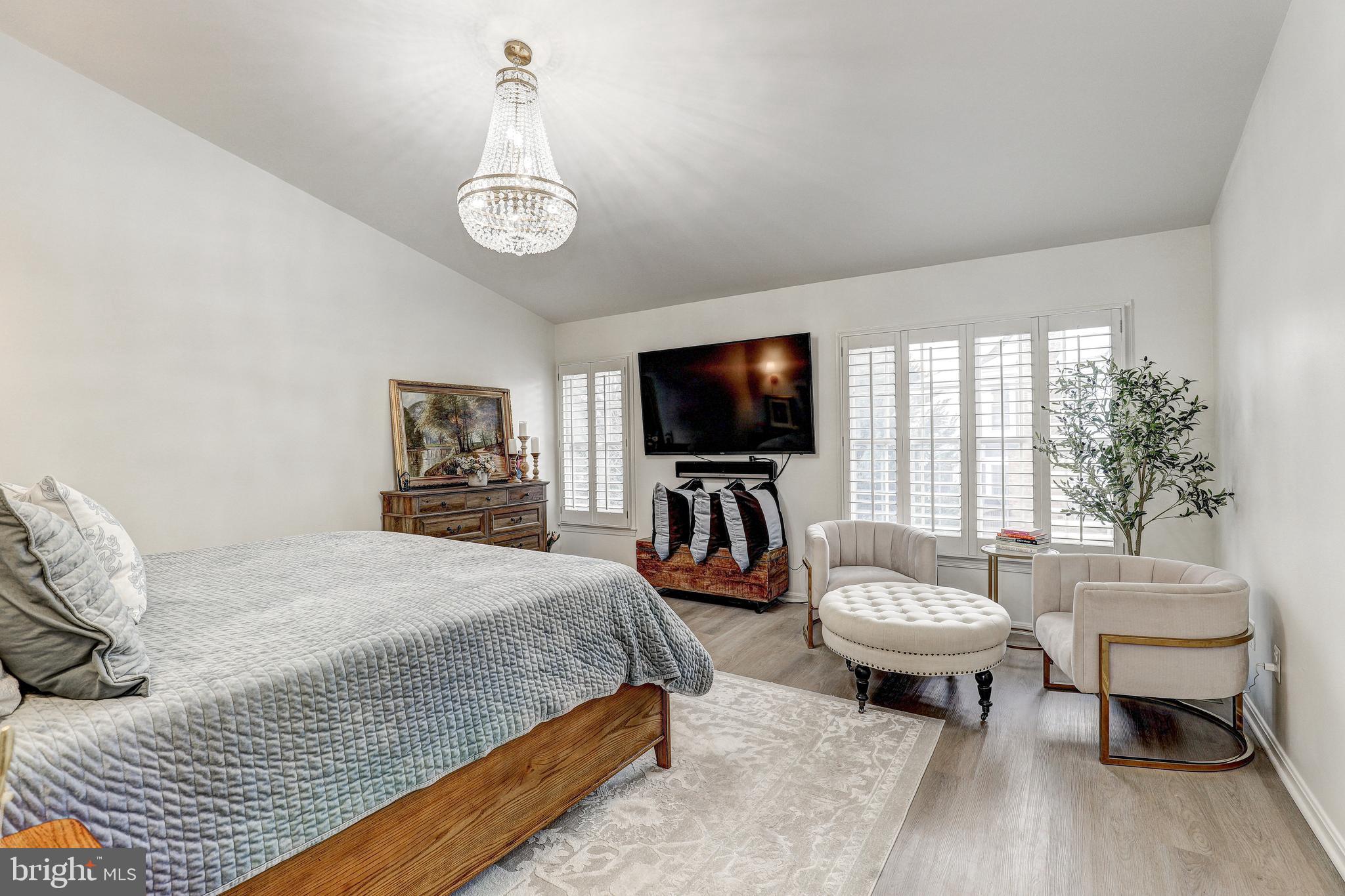 64 RIVER OAKS CIRCLE