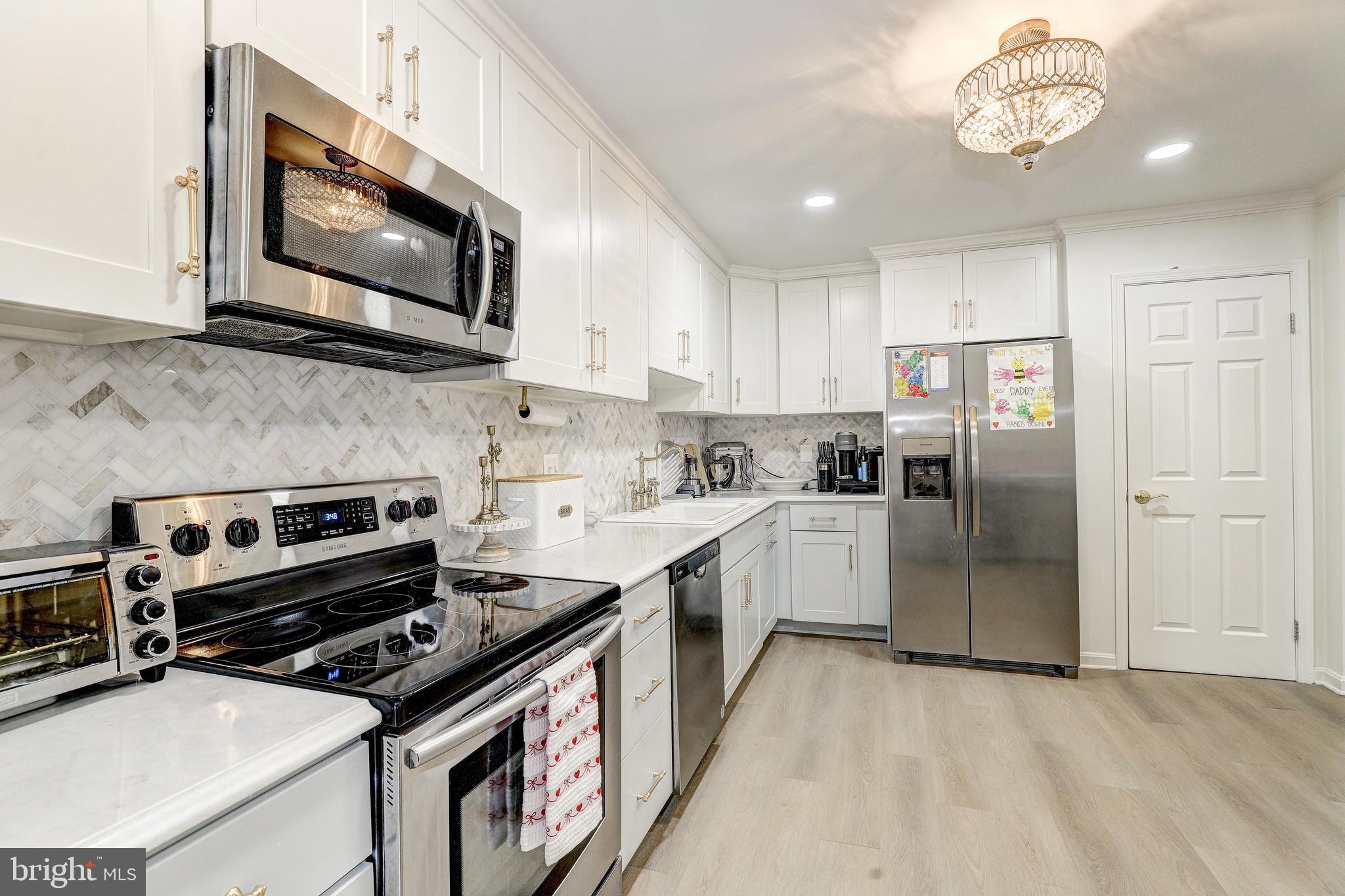 64 RIVER OAKS CIRCLE