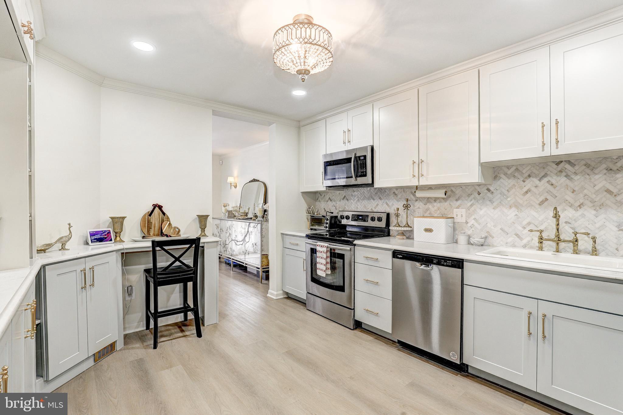 64 RIVER OAKS CIRCLE