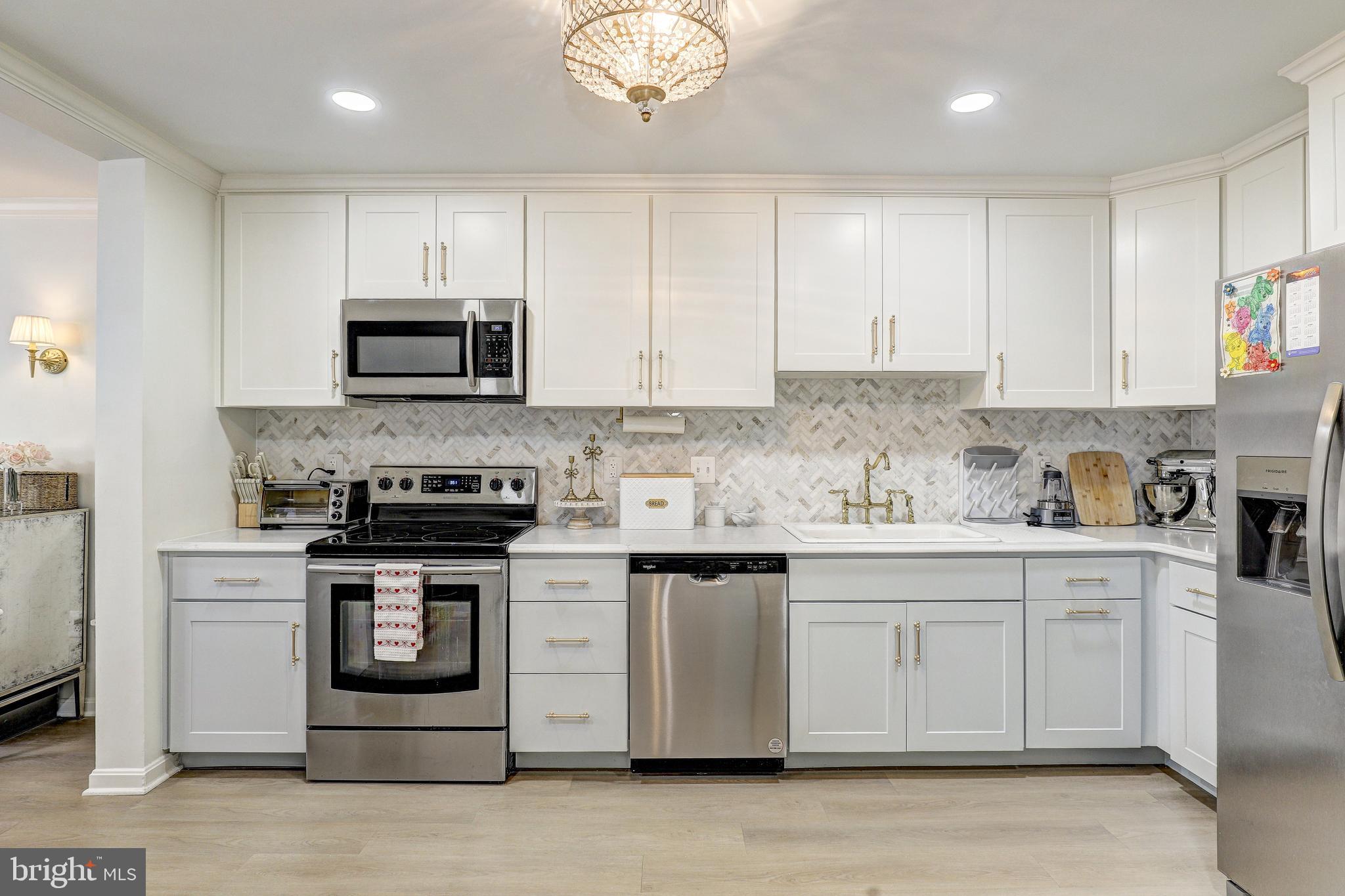 64 RIVER OAKS CIRCLE