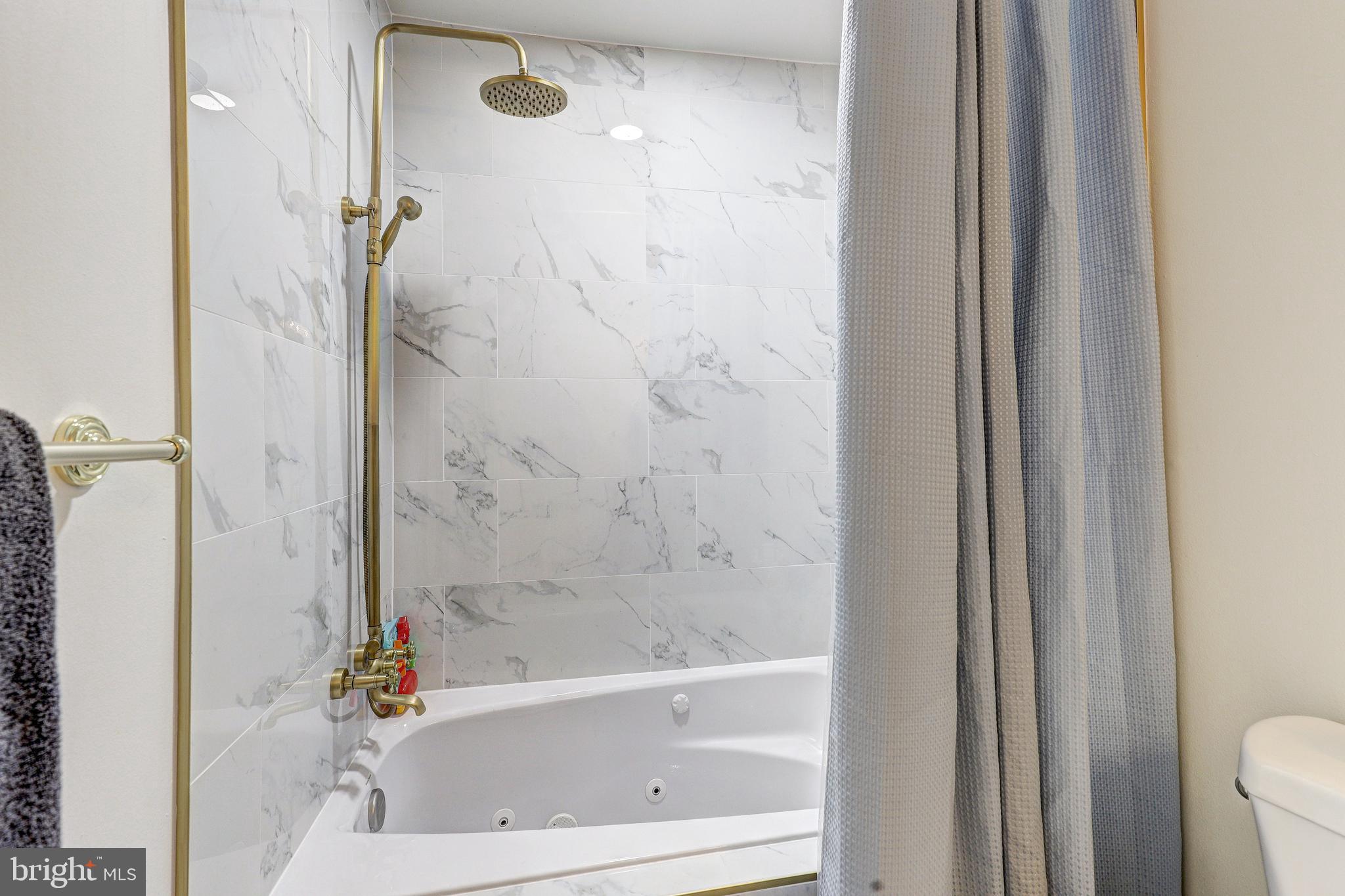 64 RIVER OAKS CIRCLE