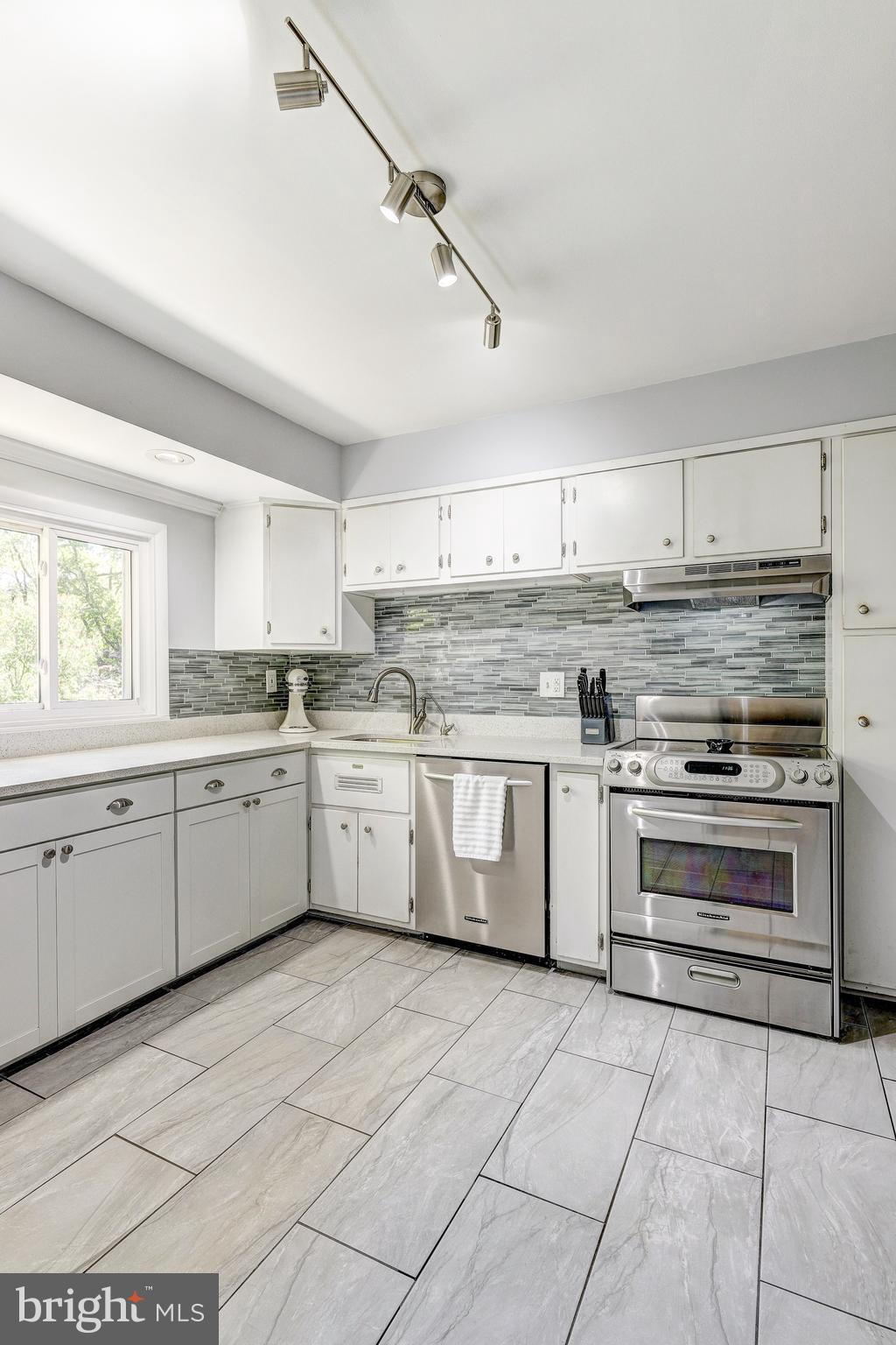 3915 LONGMOOR CIRCLE