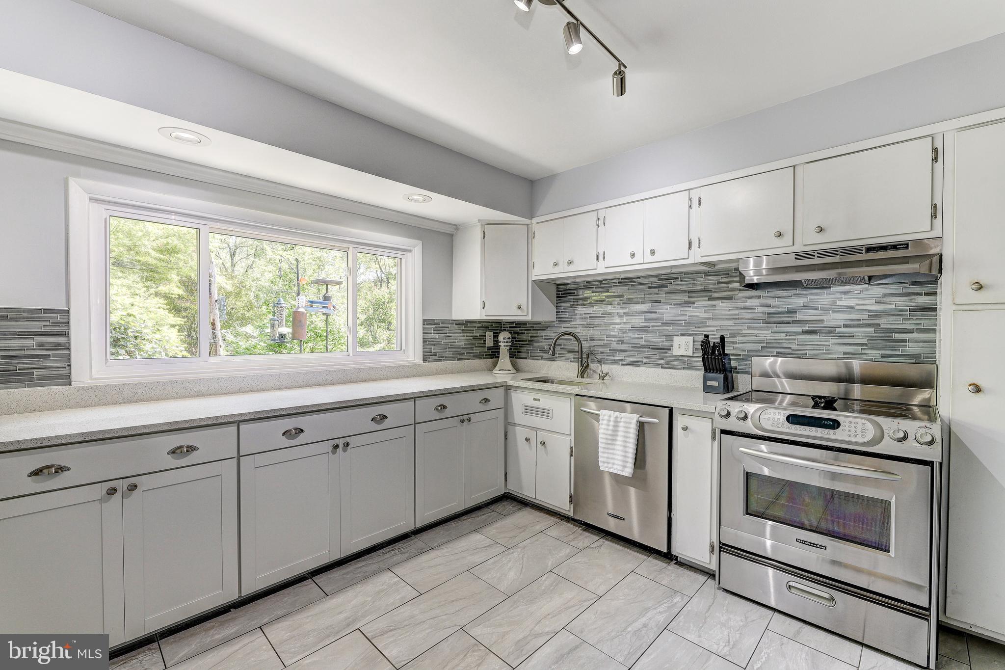 3915 LONGMOOR CIRCLE