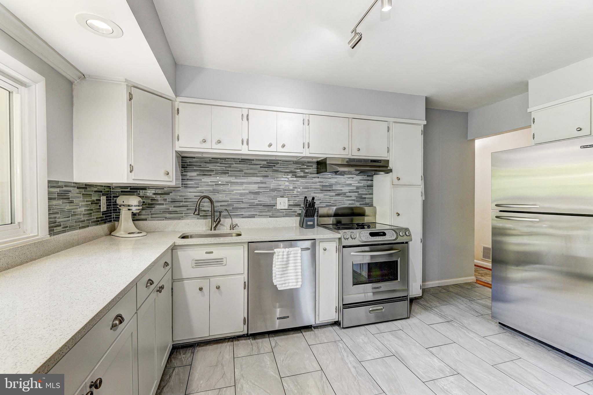 3915 LONGMOOR CIRCLE