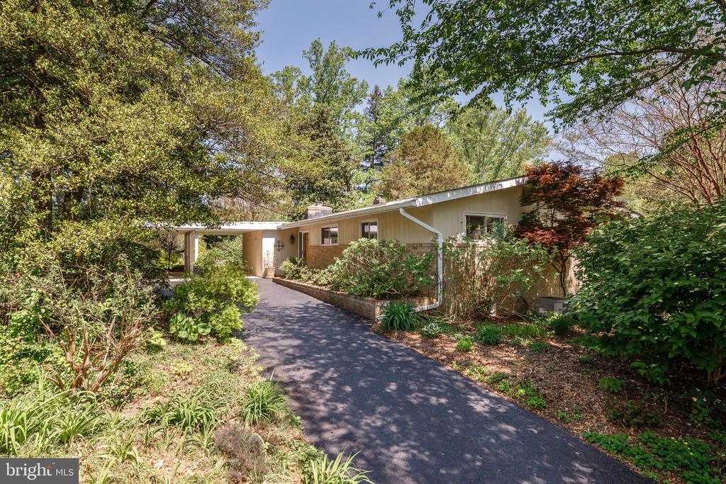 3915 LONGMOOR CIRCLE