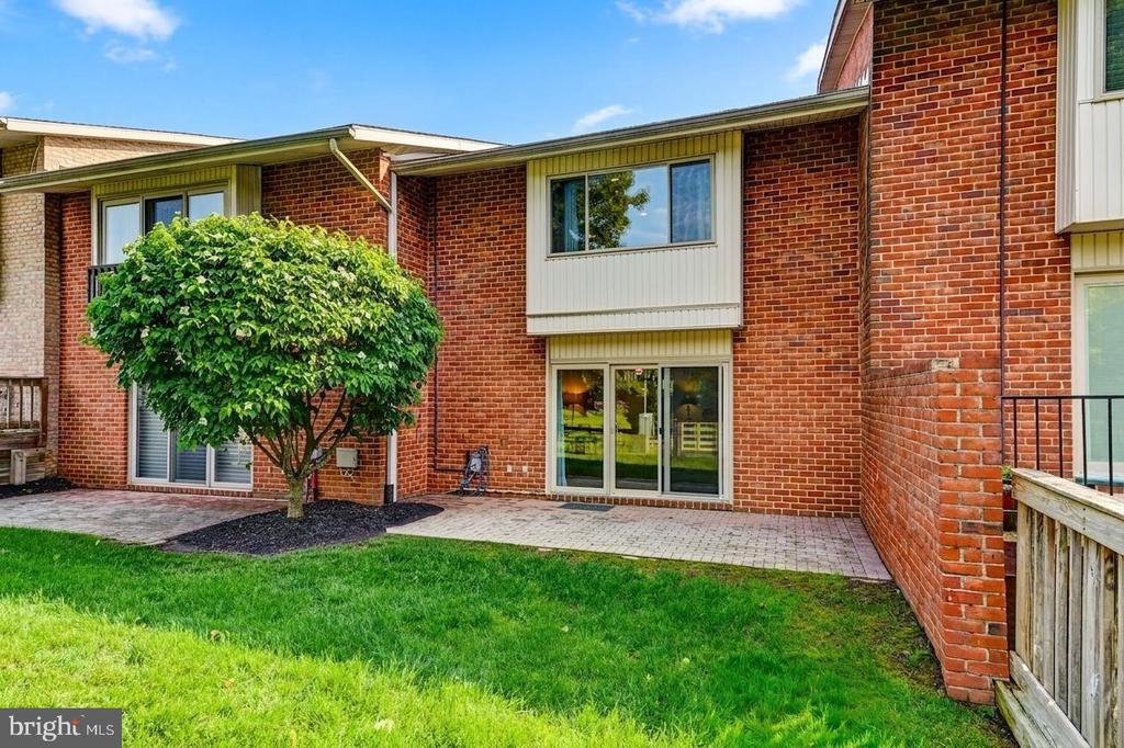 15 STONEHENGE CIRCLE Unit: 15