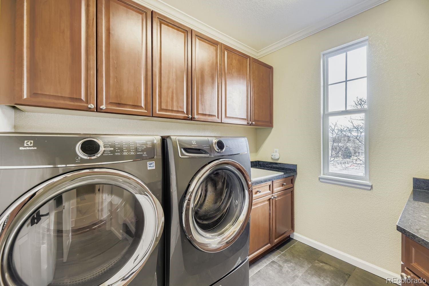 9615 W Hinsdale Place