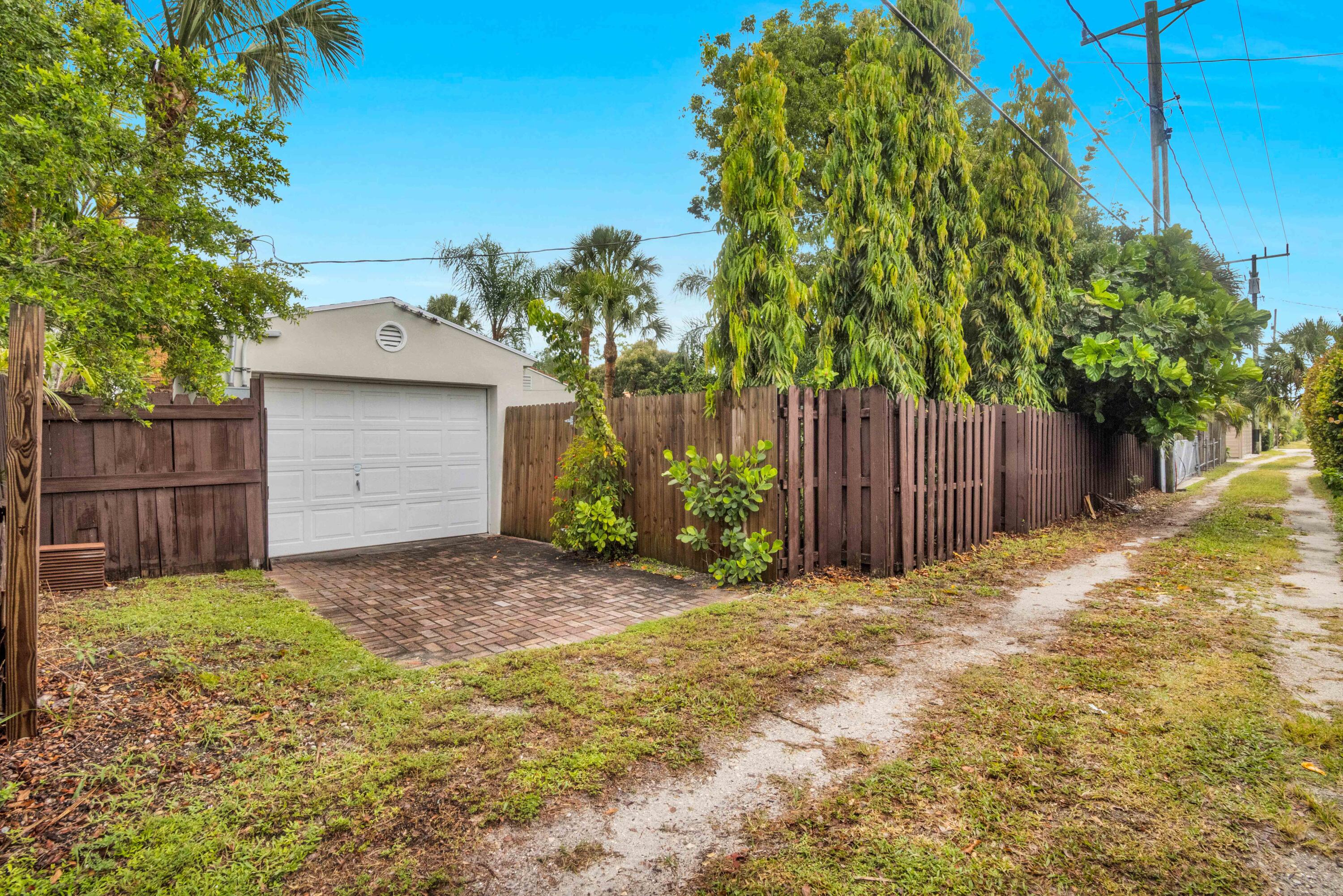 1219 N Lakeside Drive