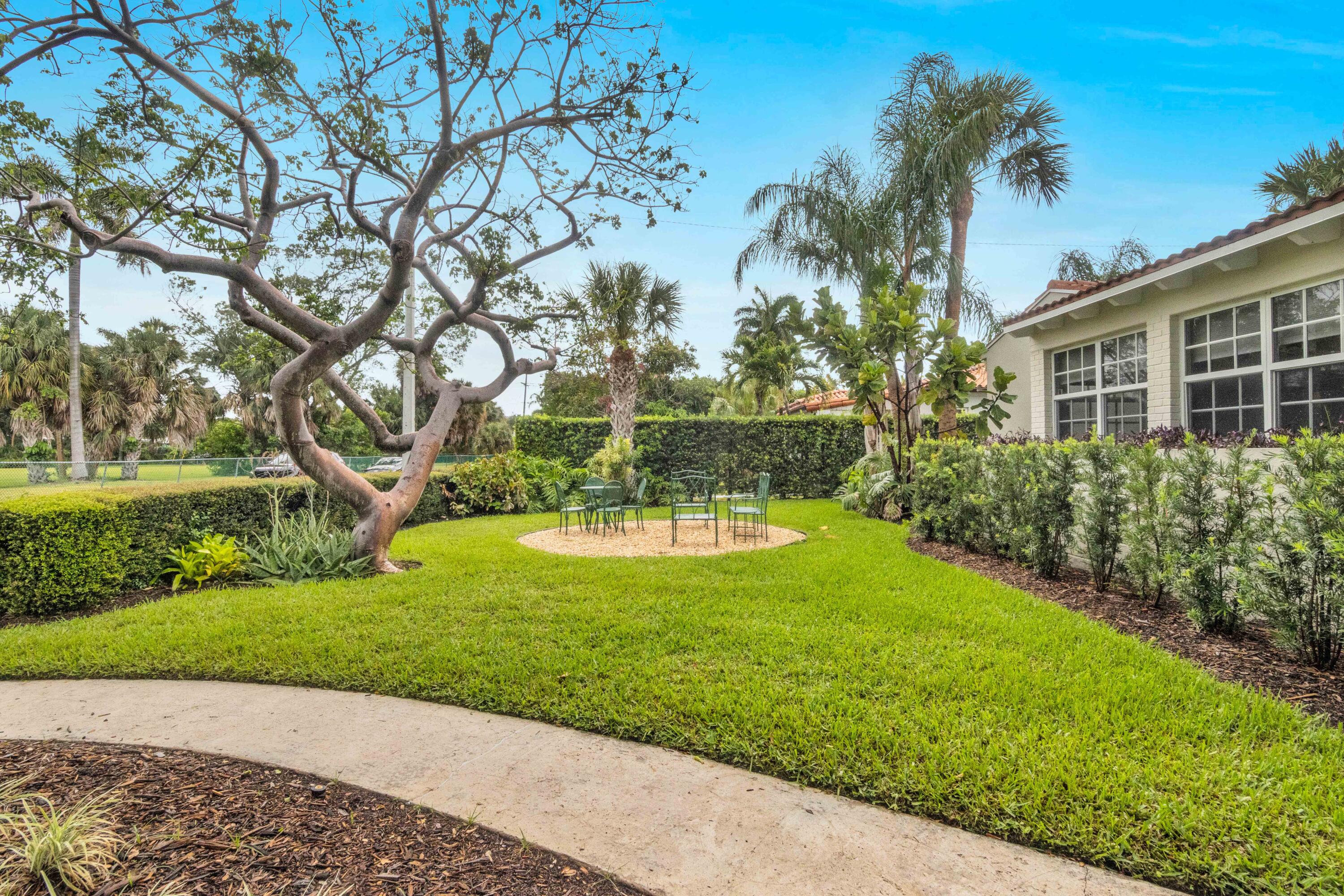 1219 N Lakeside Drive