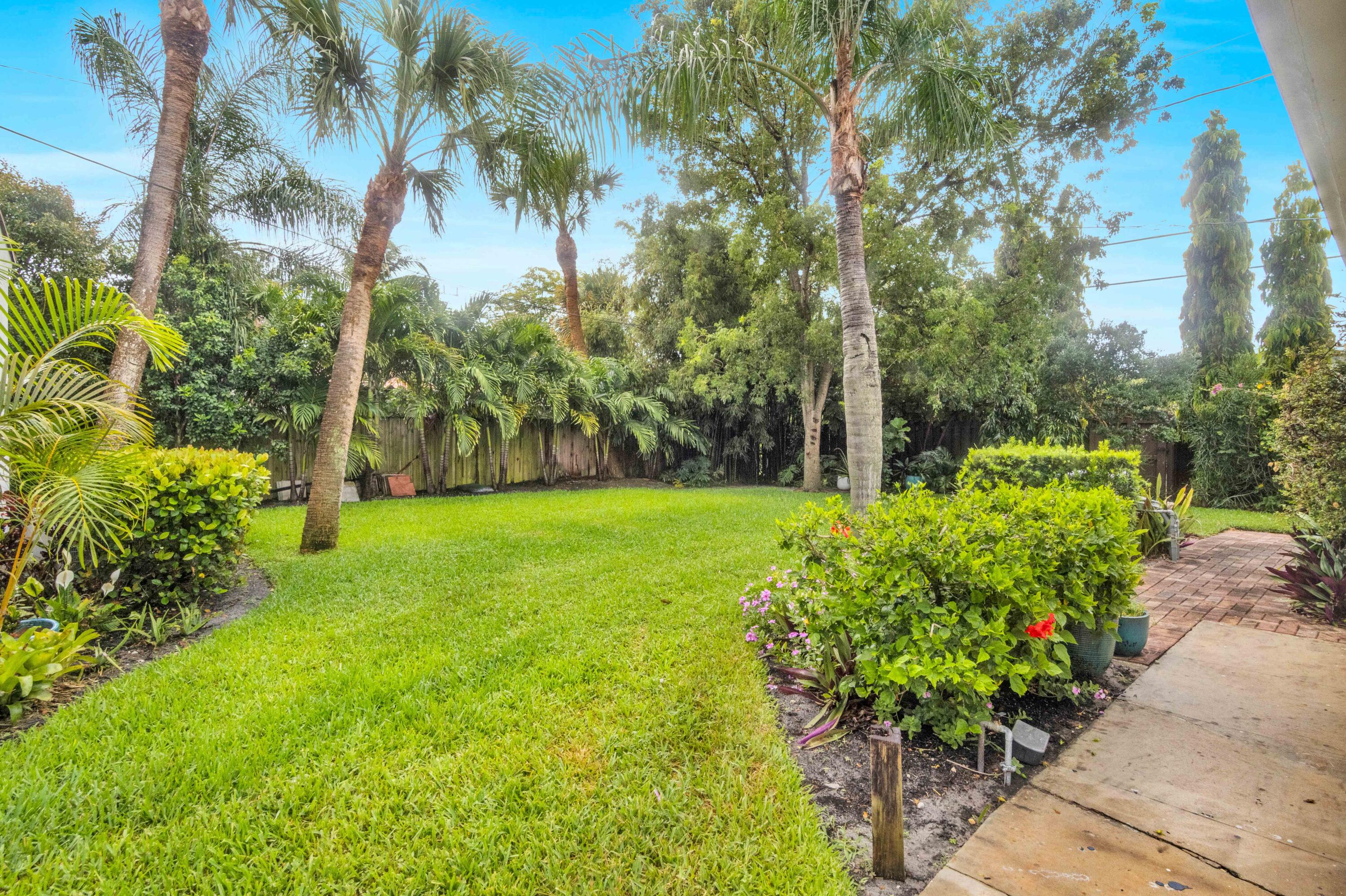 1219 N Lakeside Drive