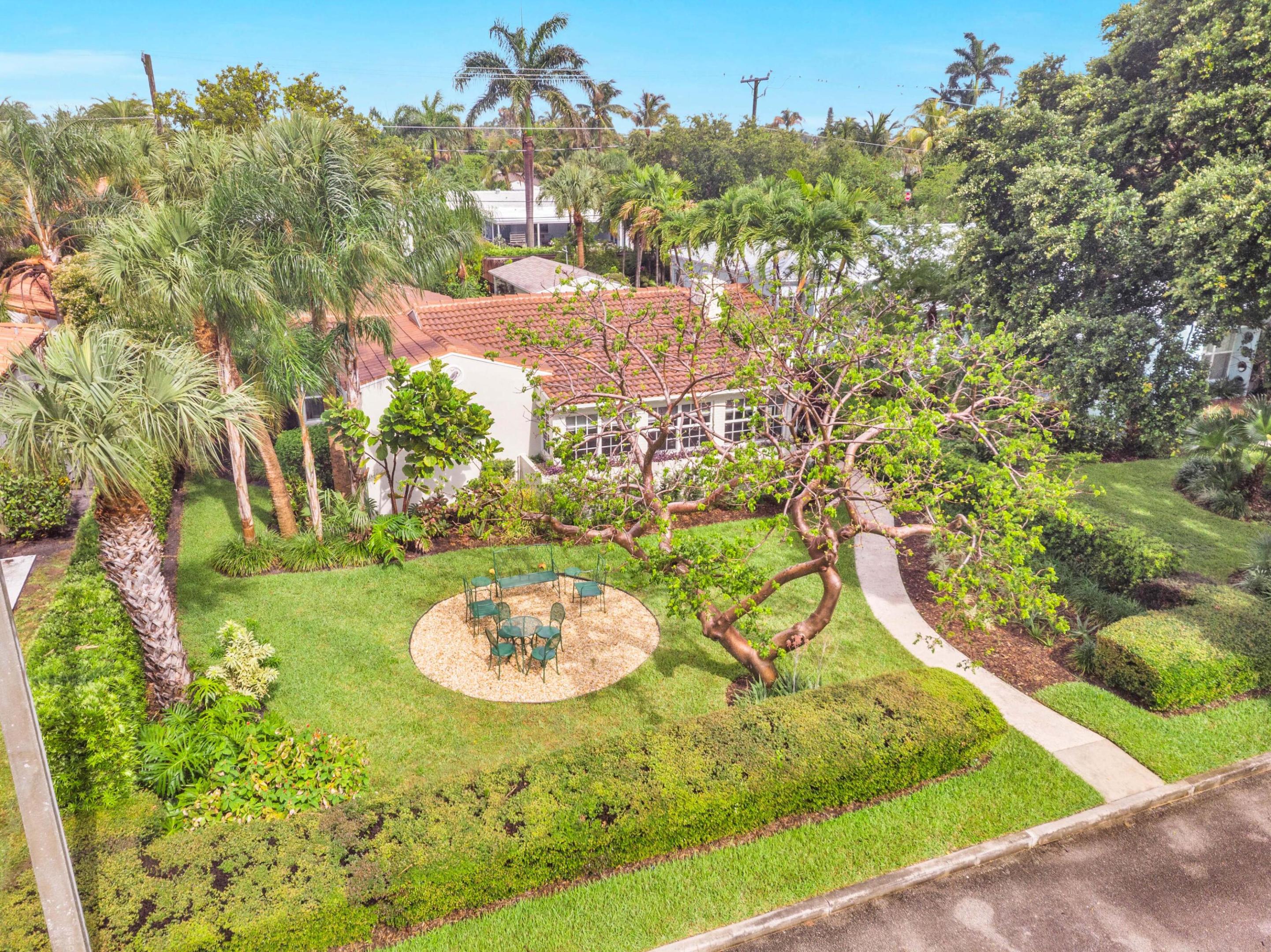 1219 N Lakeside Drive