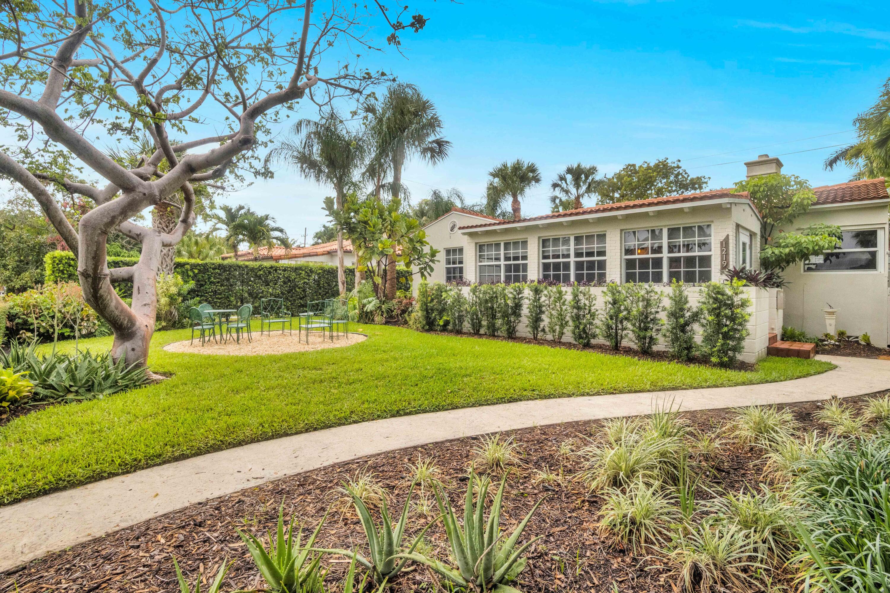 1219 N Lakeside Drive