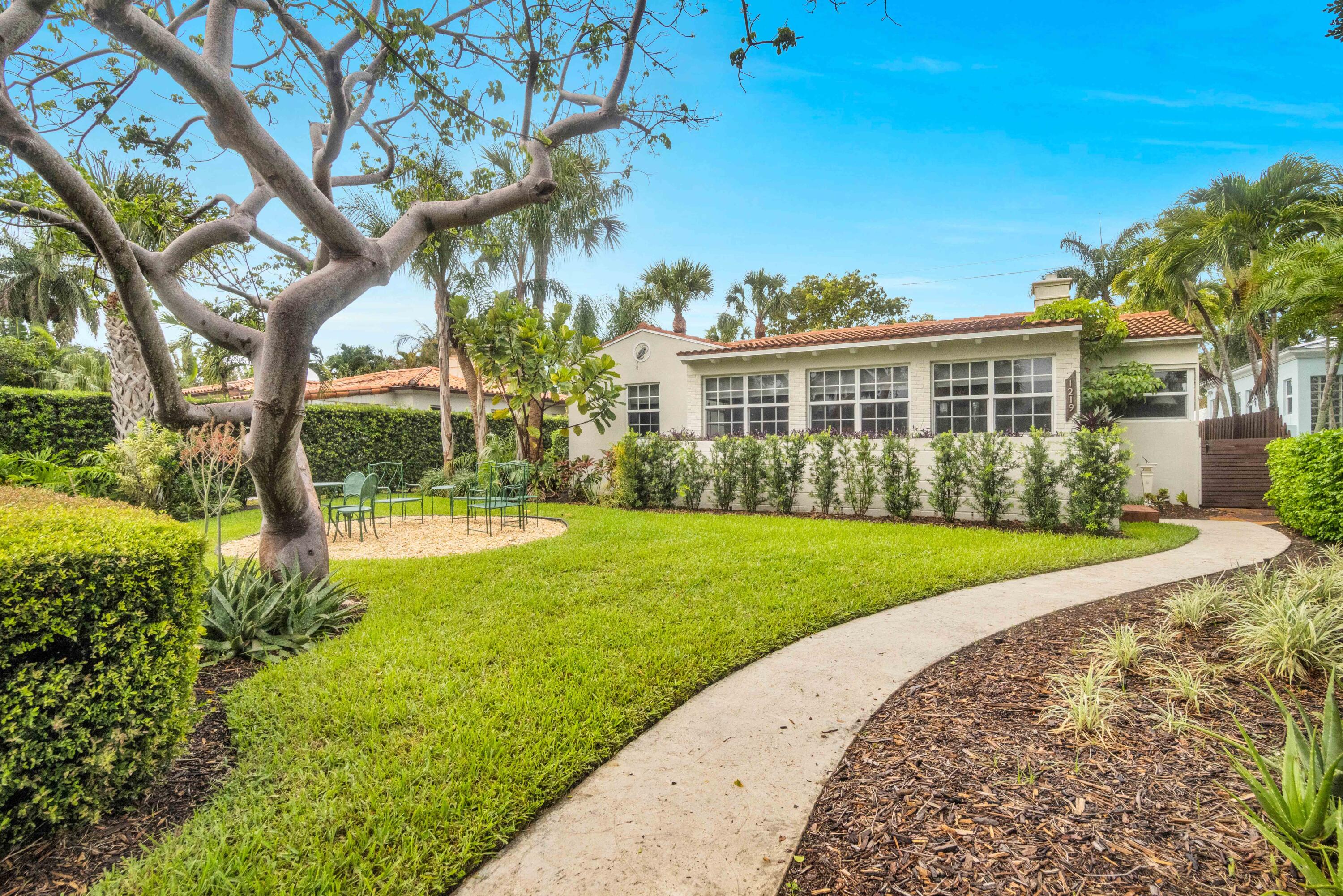 1219 N Lakeside Drive