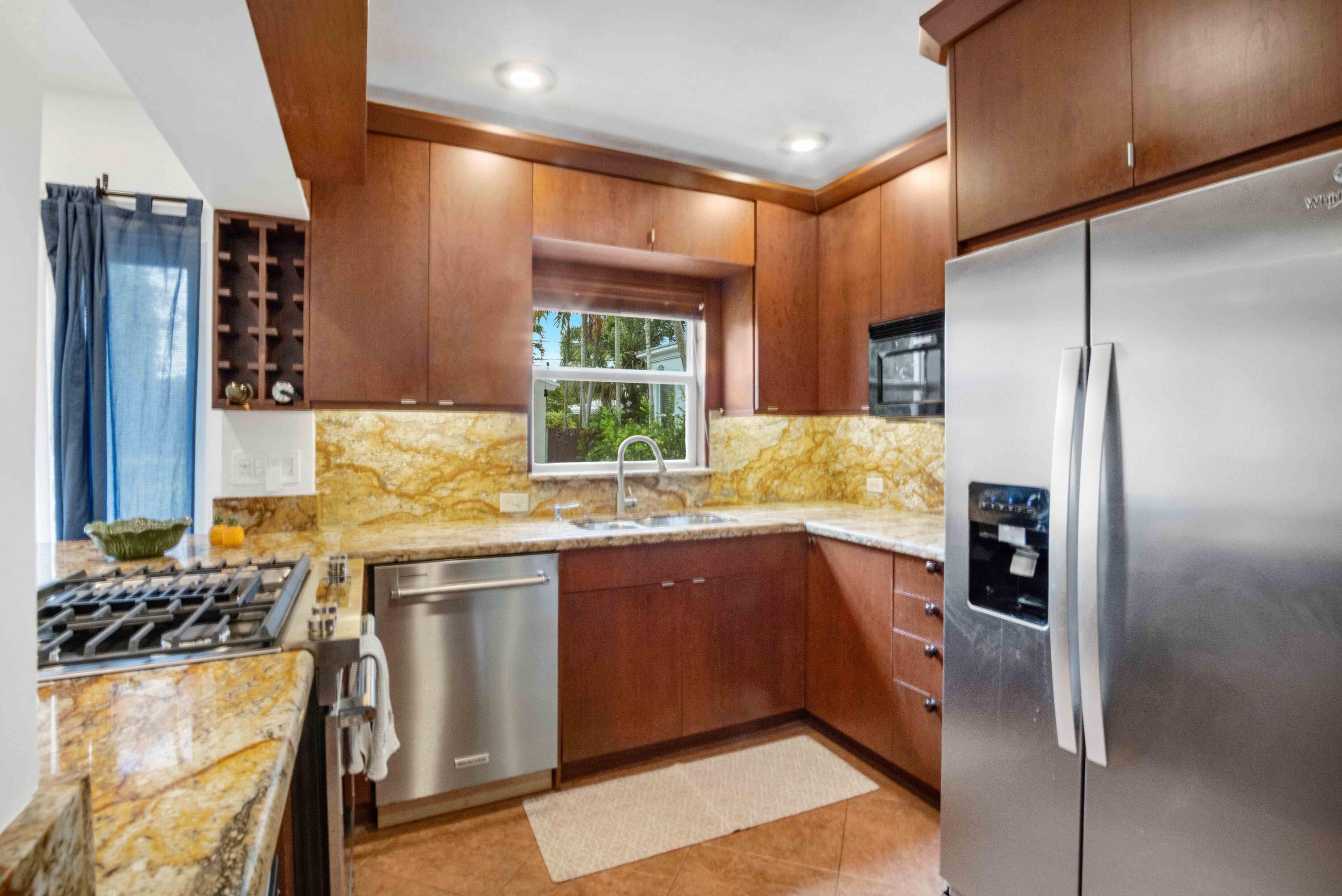1219 N Lakeside Drive