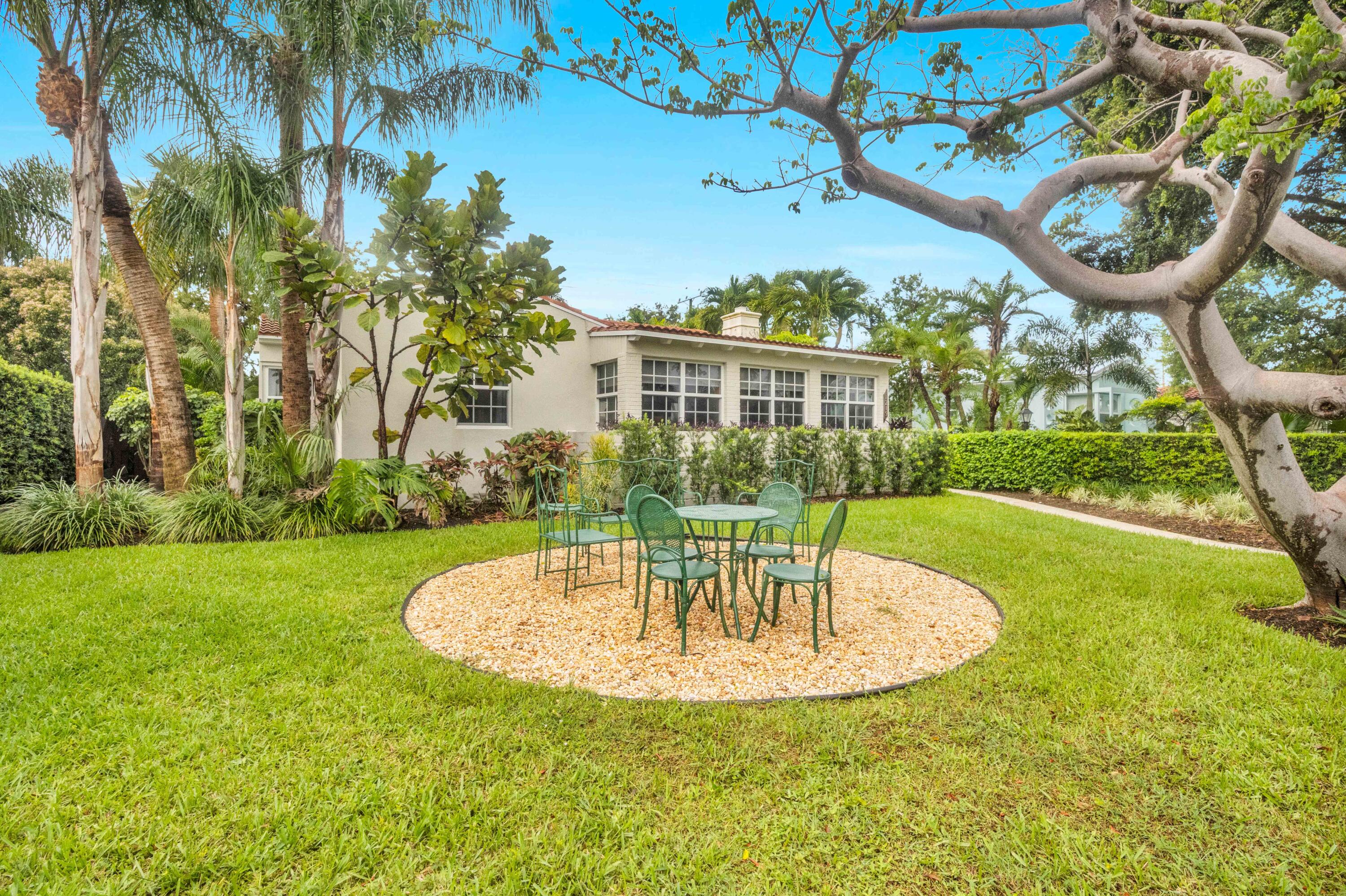 1219 N Lakeside Drive