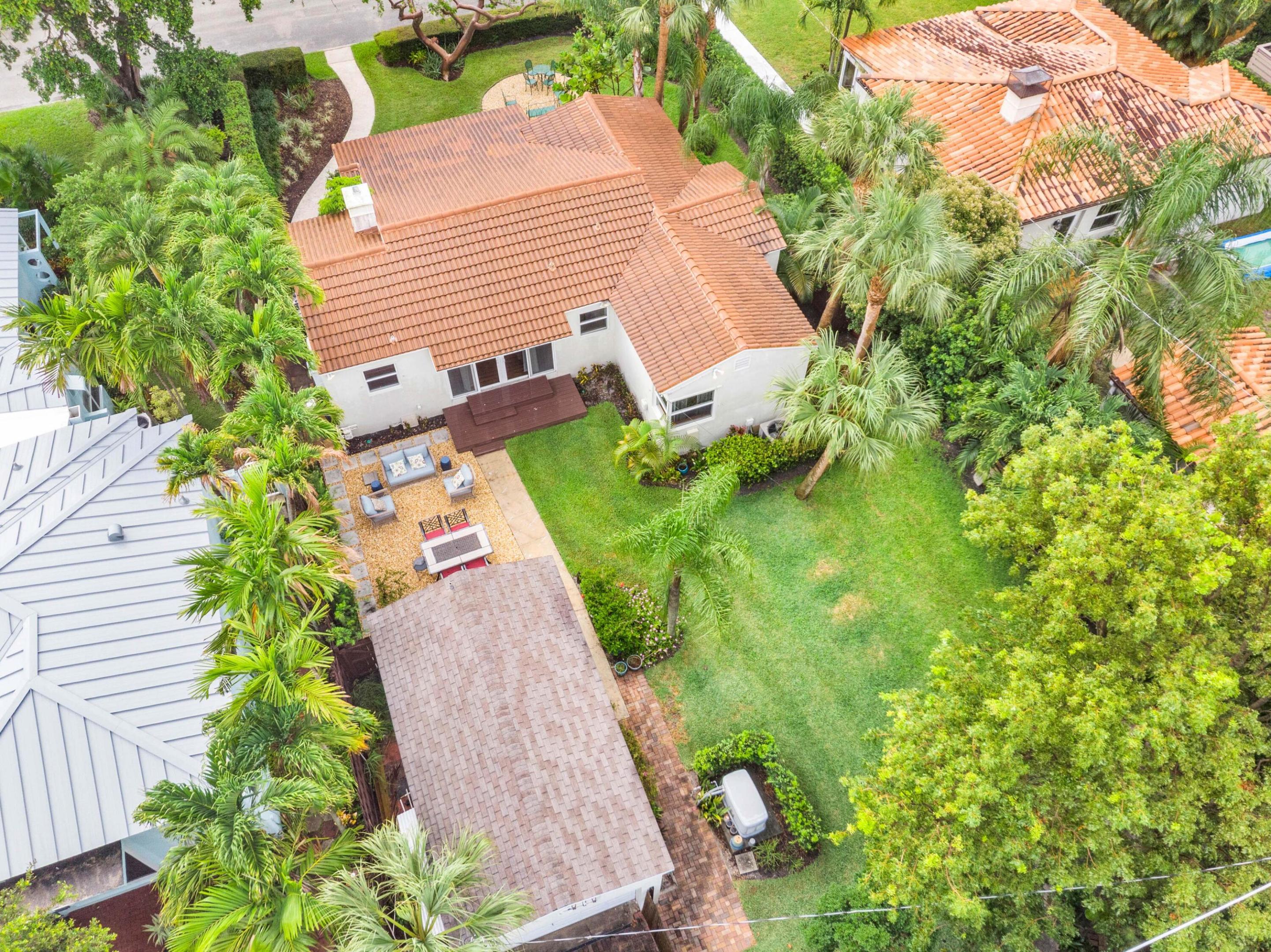 1219 N Lakeside Drive