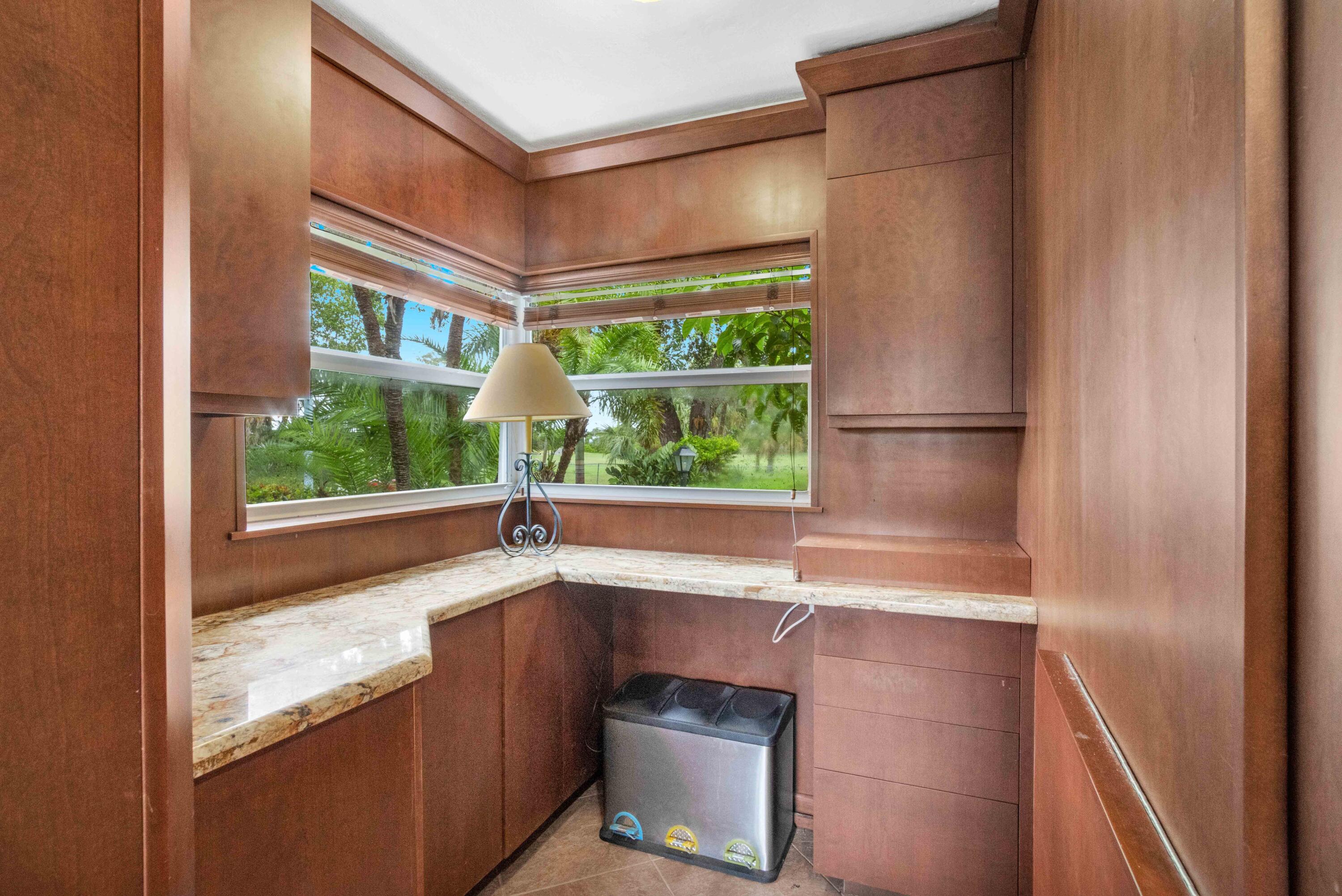 1219 N Lakeside Drive