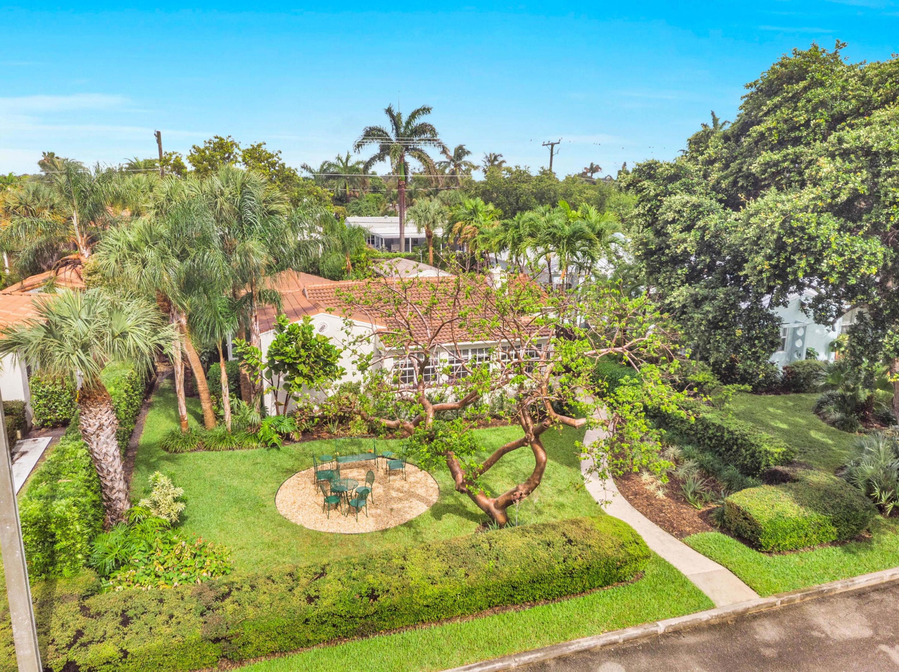 1219 N Lakeside Drive