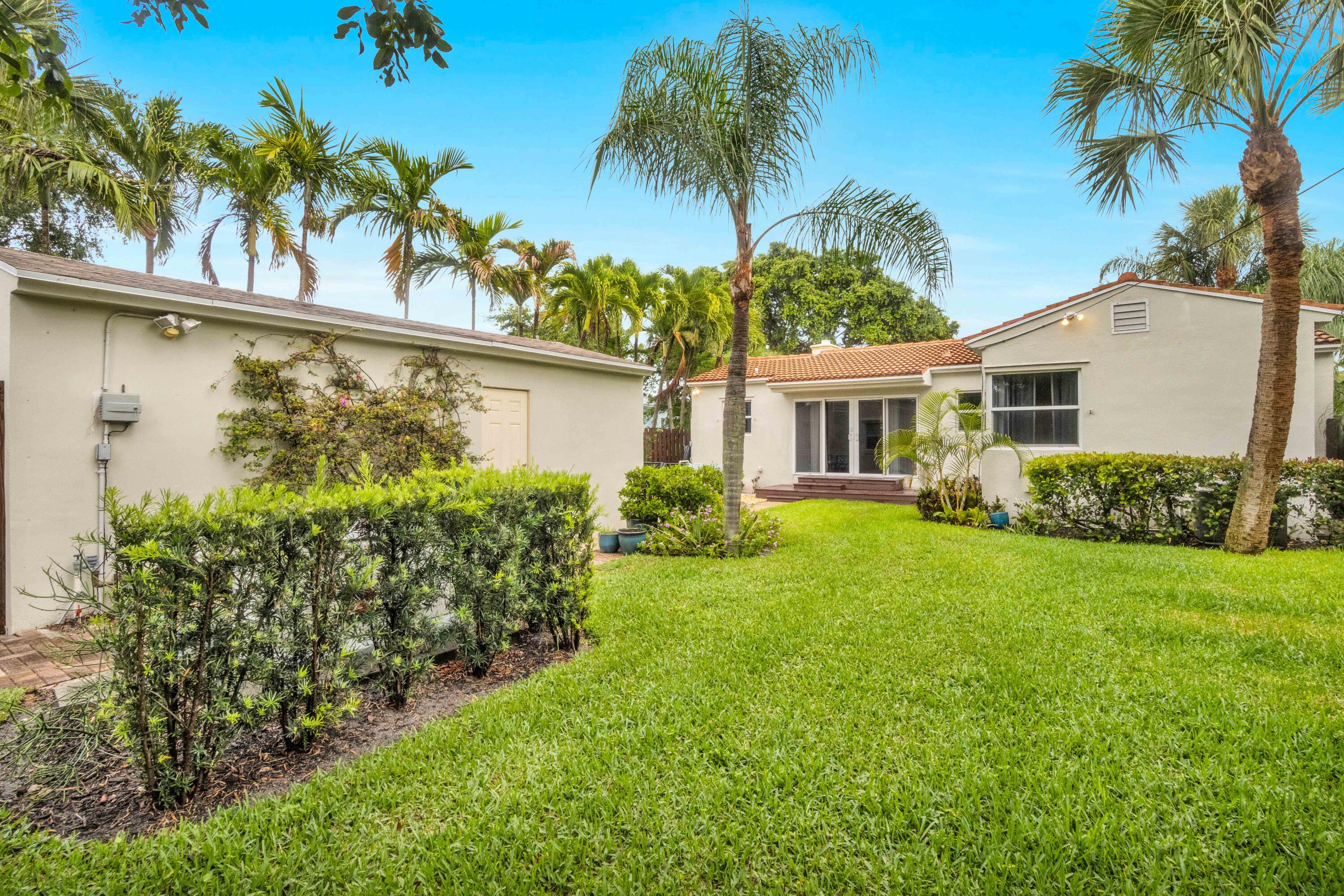 1219 N Lakeside Drive