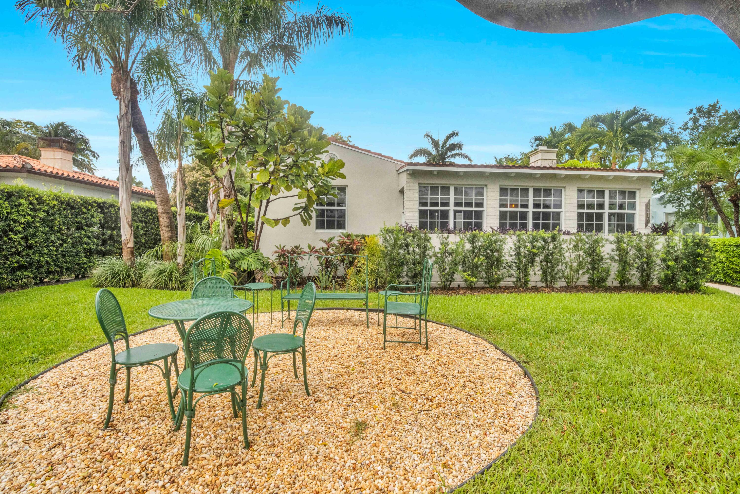 1219 N Lakeside Drive