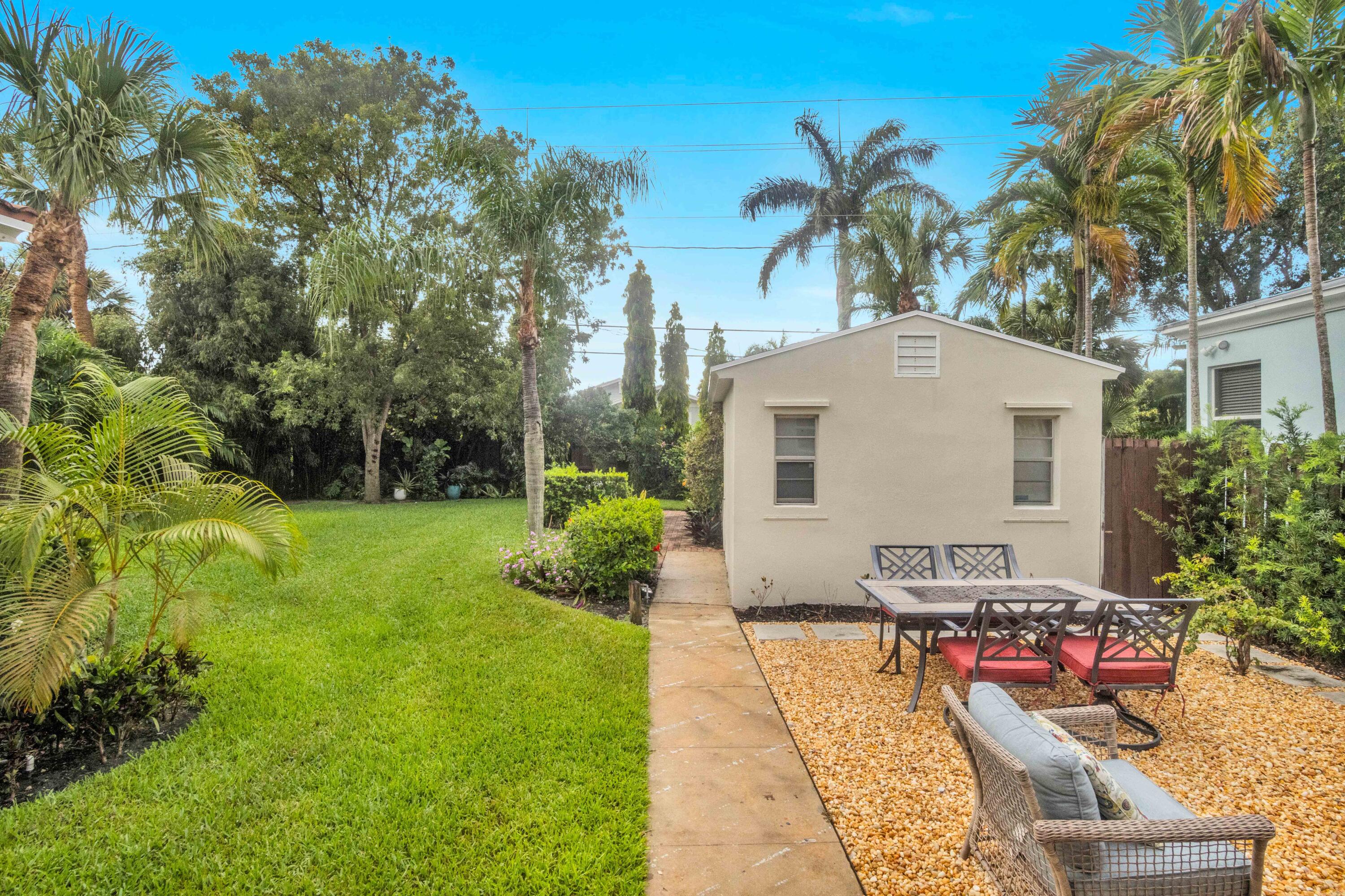 1219 N Lakeside Drive