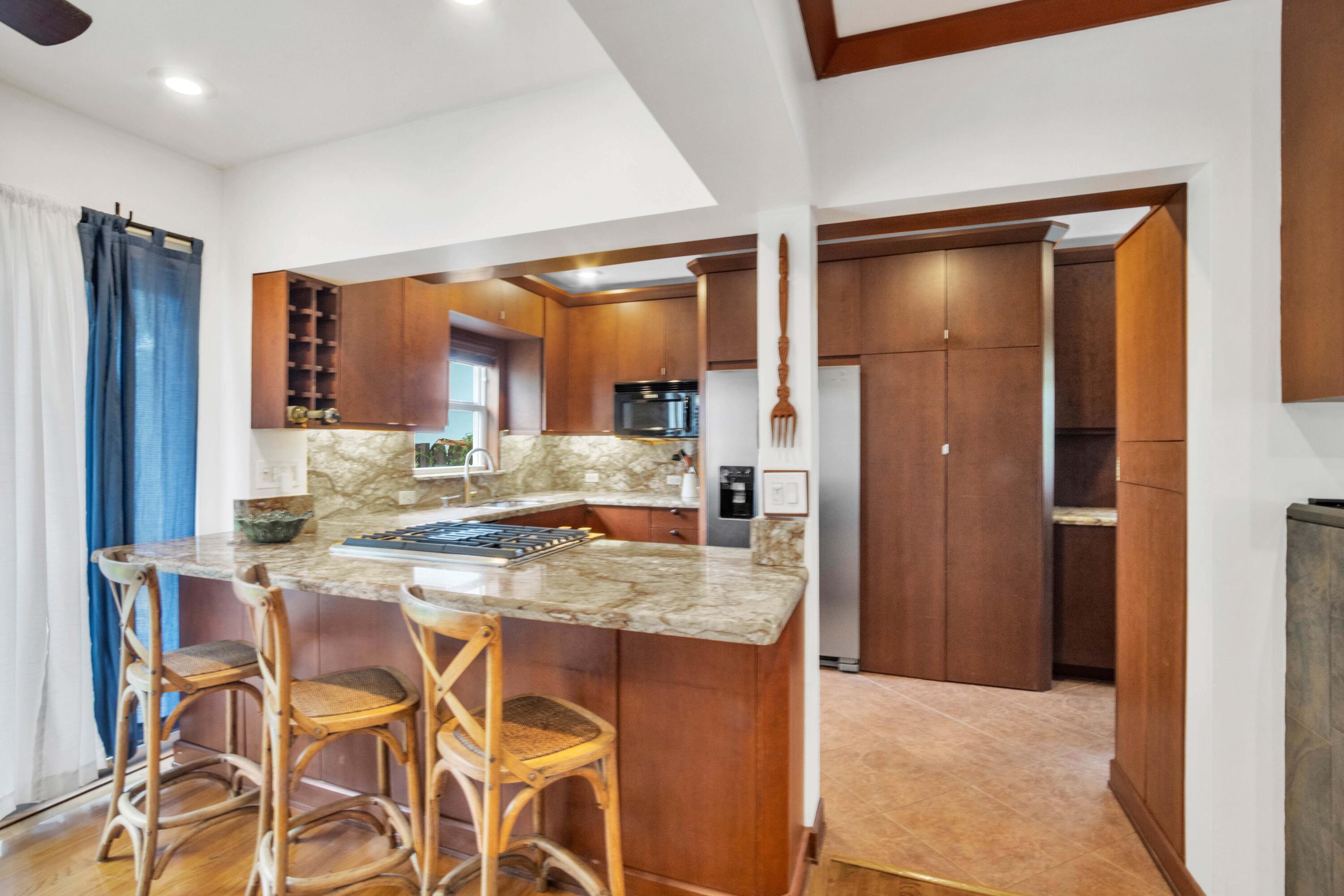 1219 N Lakeside Drive