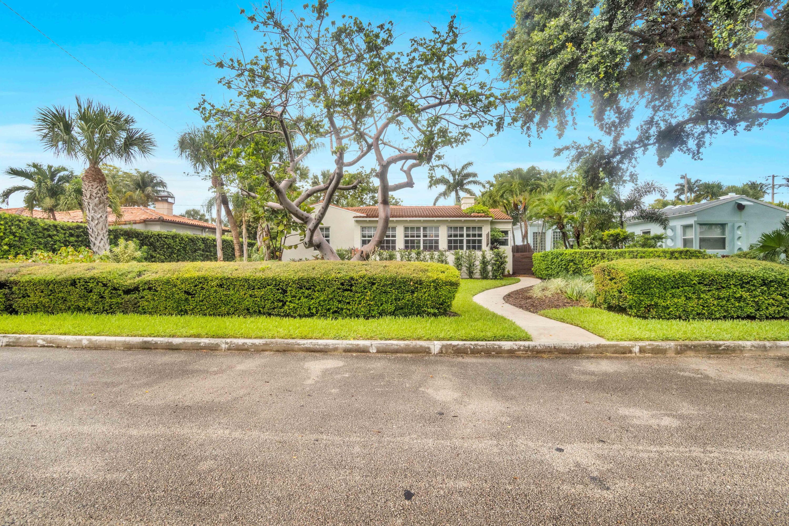 1219 N Lakeside Drive