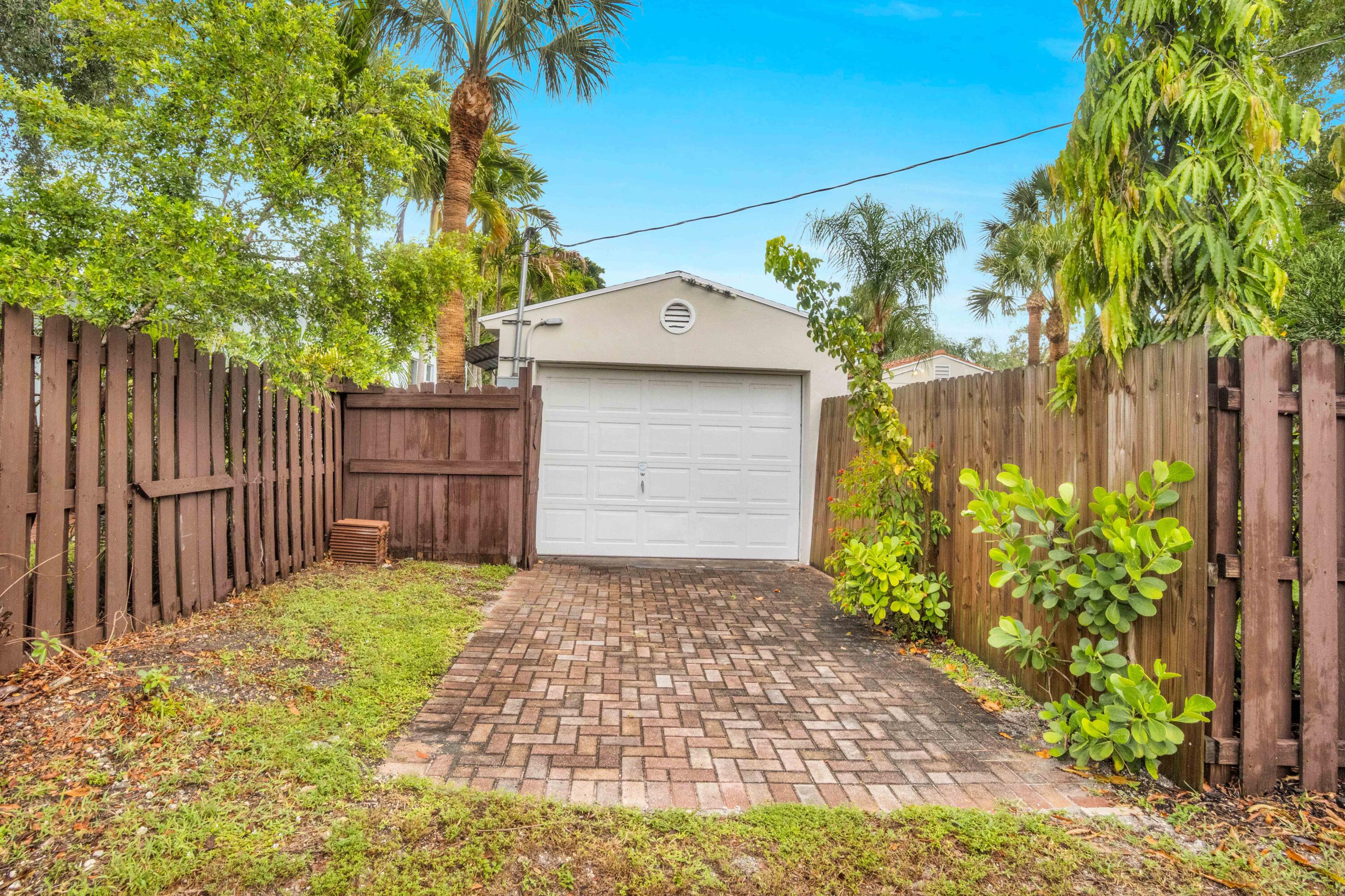 1219 N Lakeside Drive