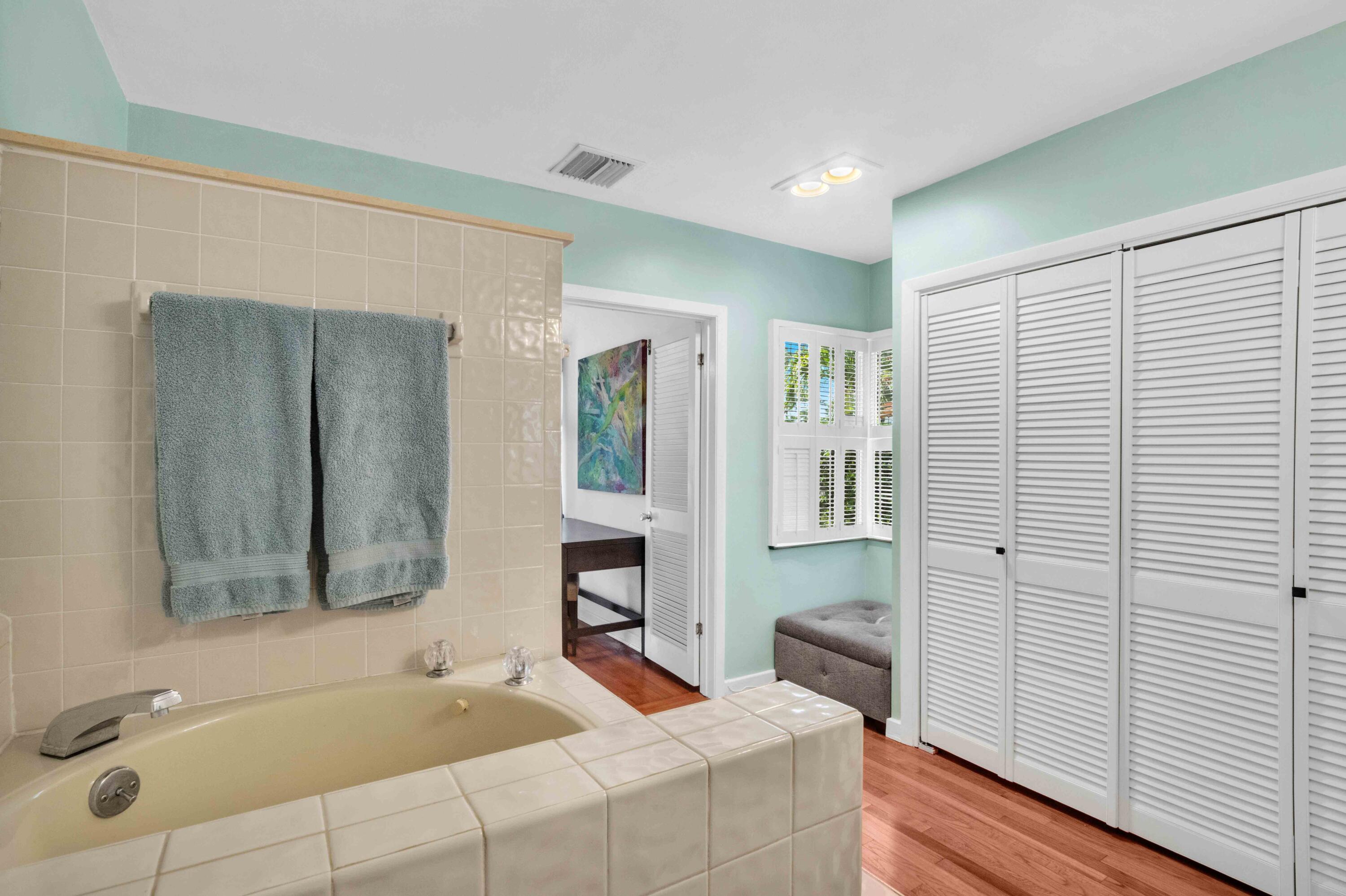 1219 N Lakeside Drive