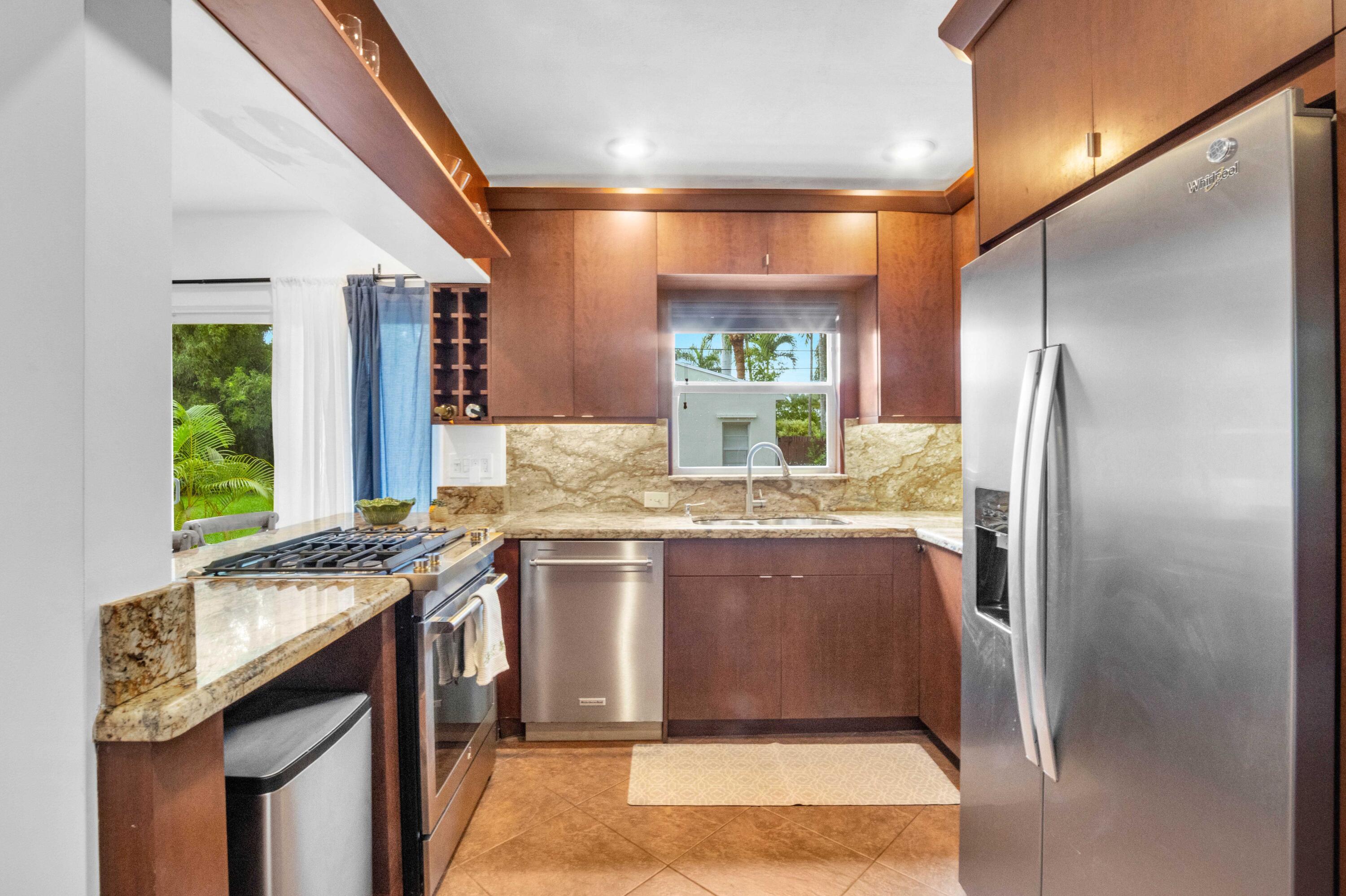 1219 N Lakeside Drive