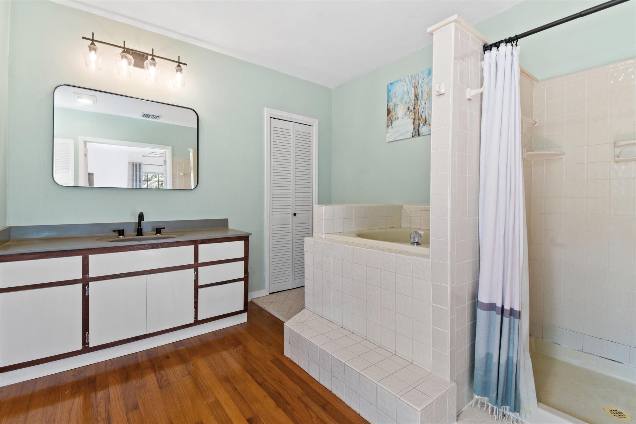 1219 N Lakeside Drive