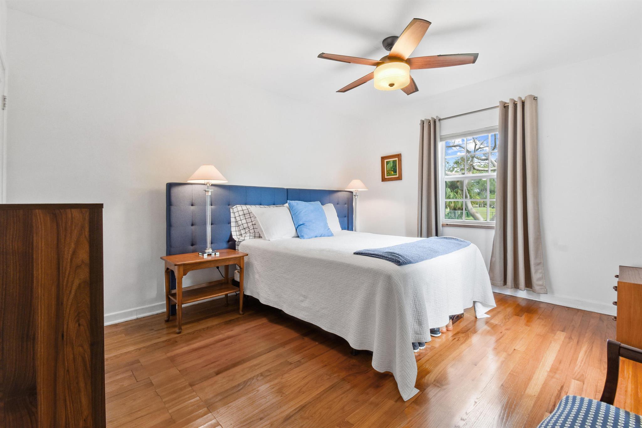 1219 N Lakeside Drive