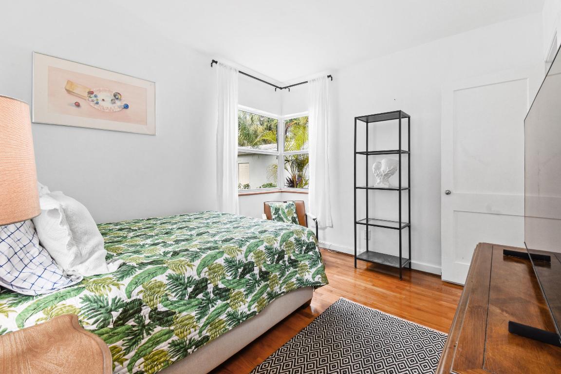 1219 N Lakeside Drive