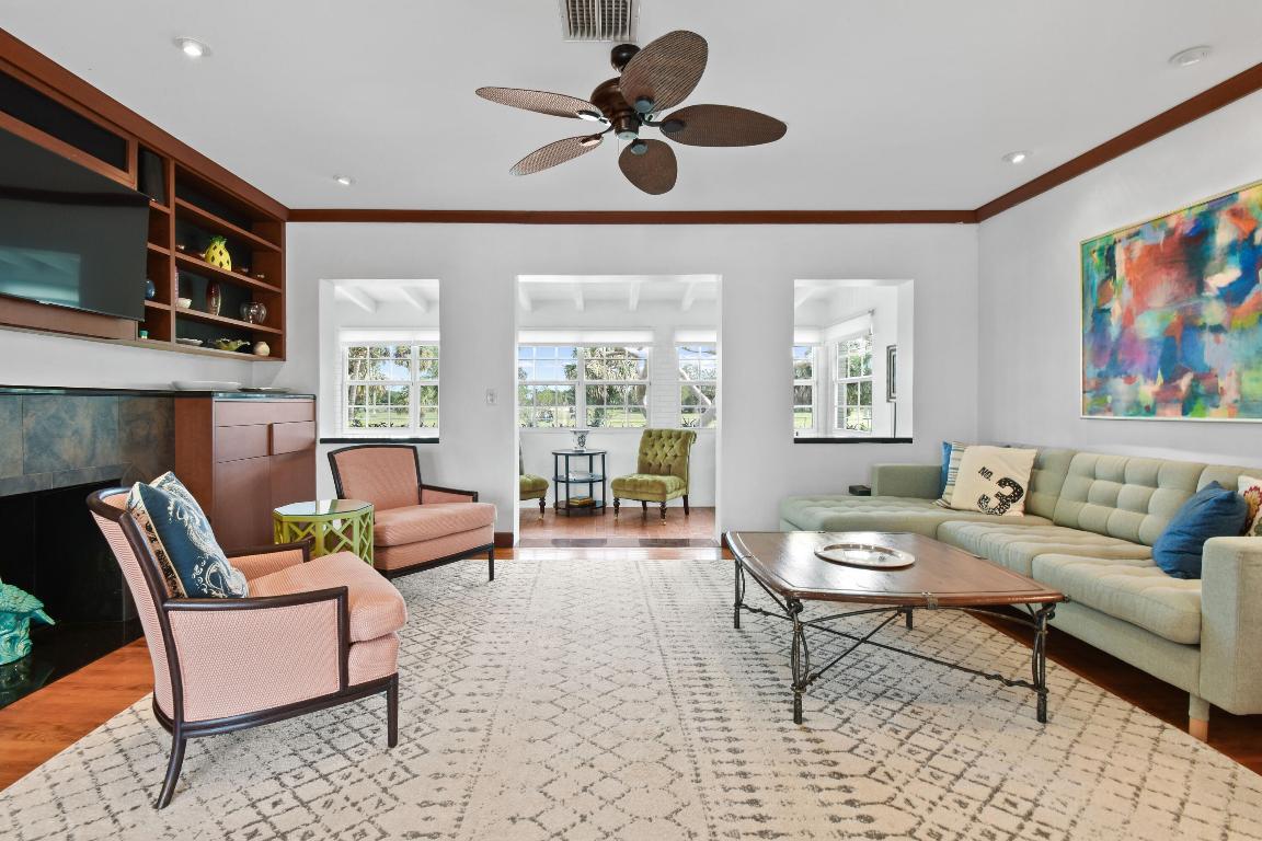 1219 N Lakeside Drive