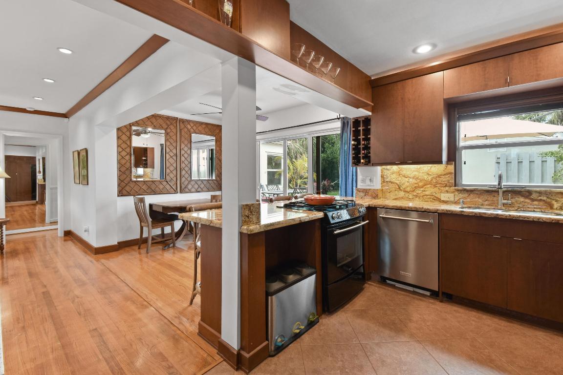 1219 N Lakeside Drive