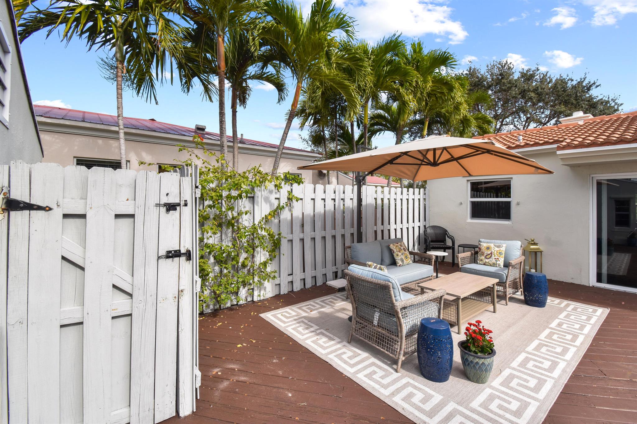 1219 N Lakeside Drive