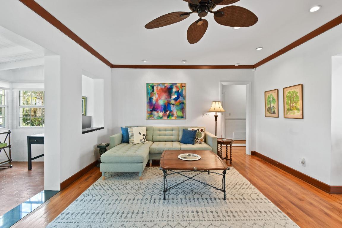 1219 N Lakeside Drive