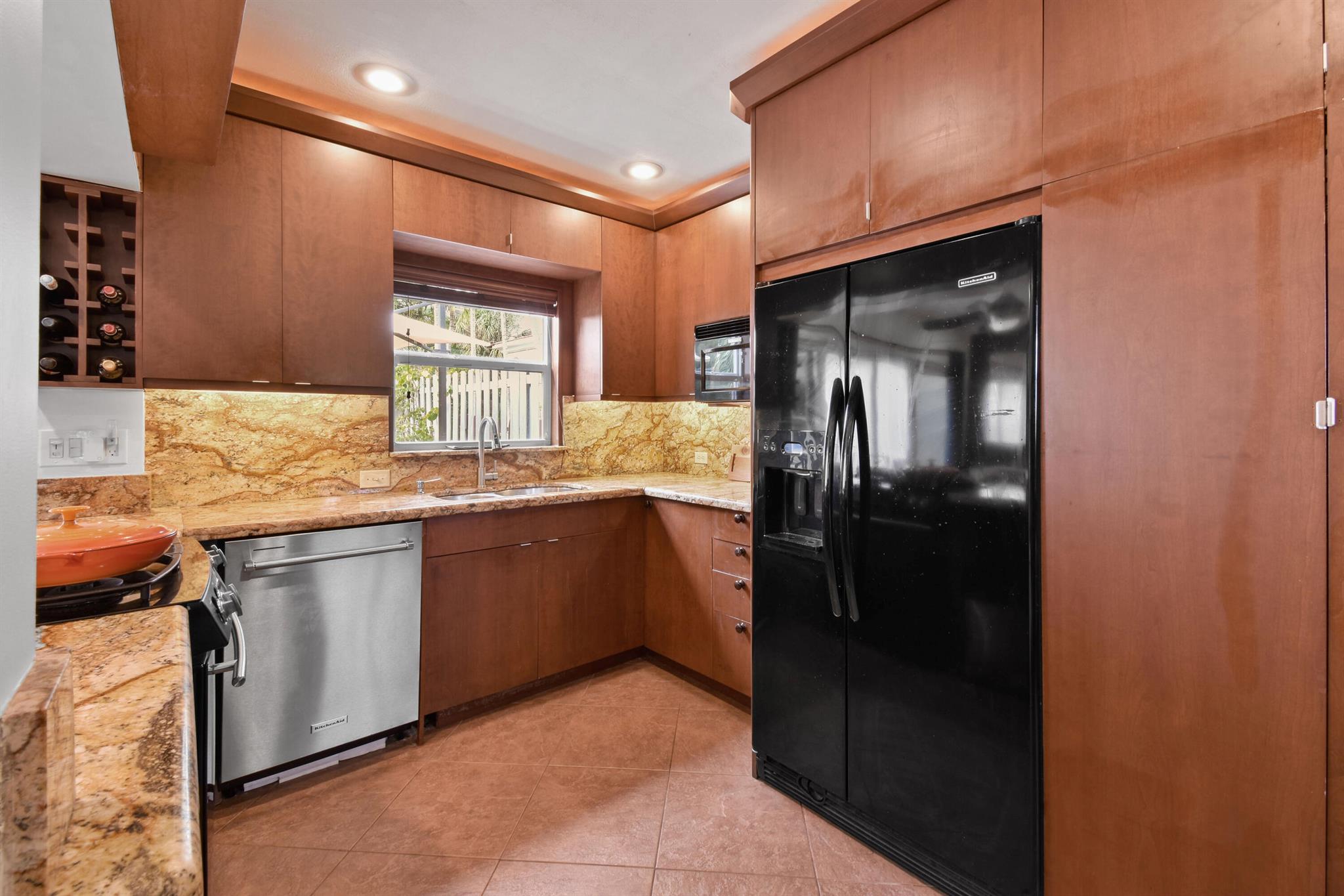 1219 N Lakeside Drive