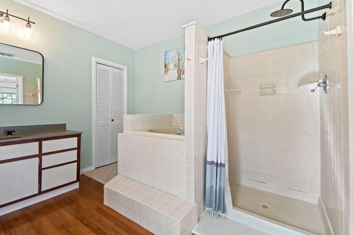 1219 N Lakeside Drive