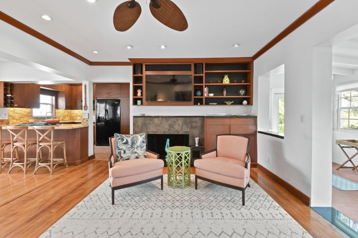 1219 N Lakeside Drive