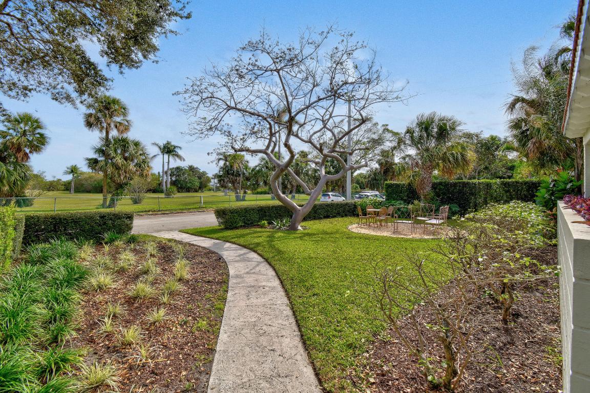 1219 N Lakeside Drive