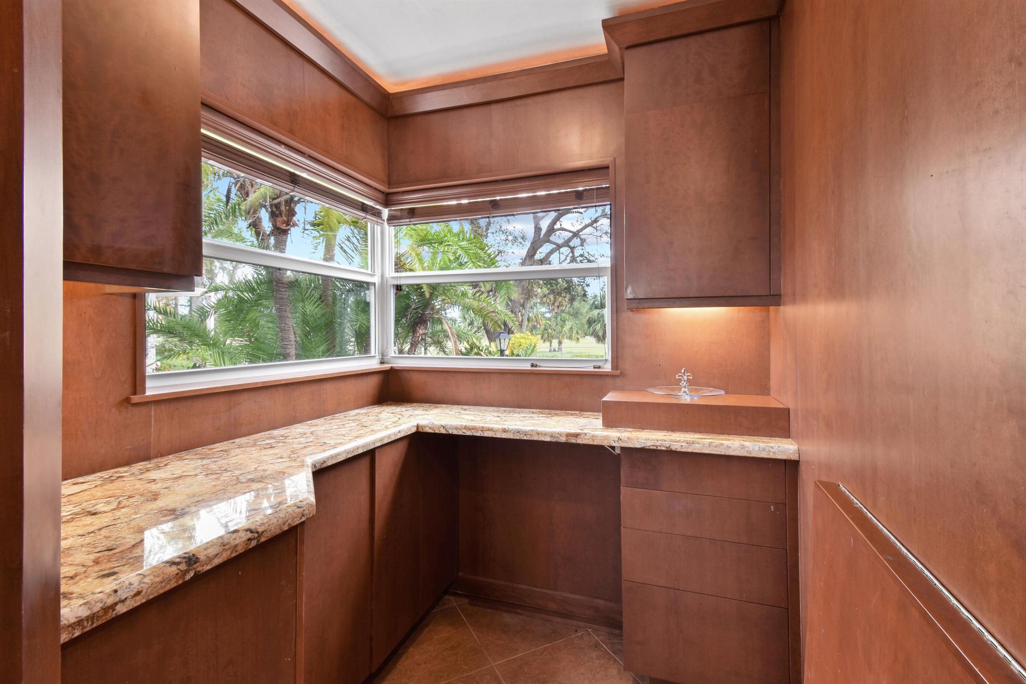 1219 N Lakeside Drive