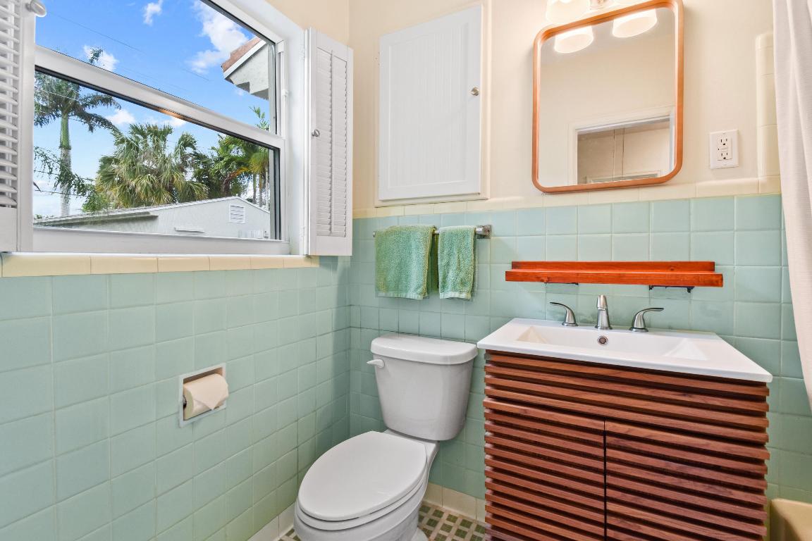 1219 N Lakeside Drive